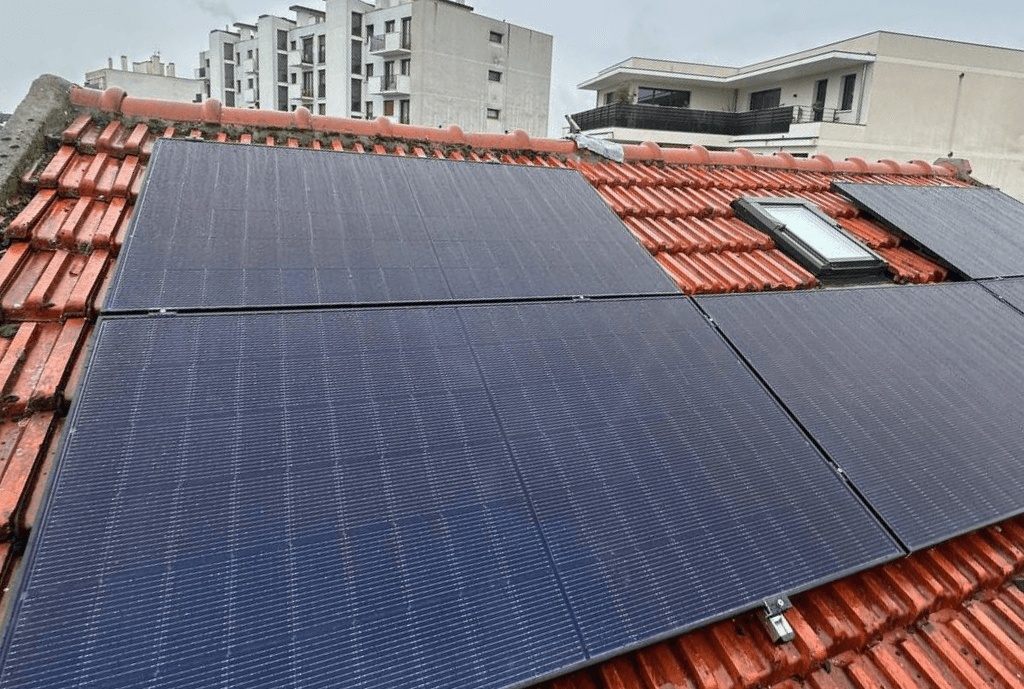 Photo d'une maison à Saint-Maur-des-Fossés en France équipée de panneaux photovoltaïques dont l'installation a été faite par Solarock.