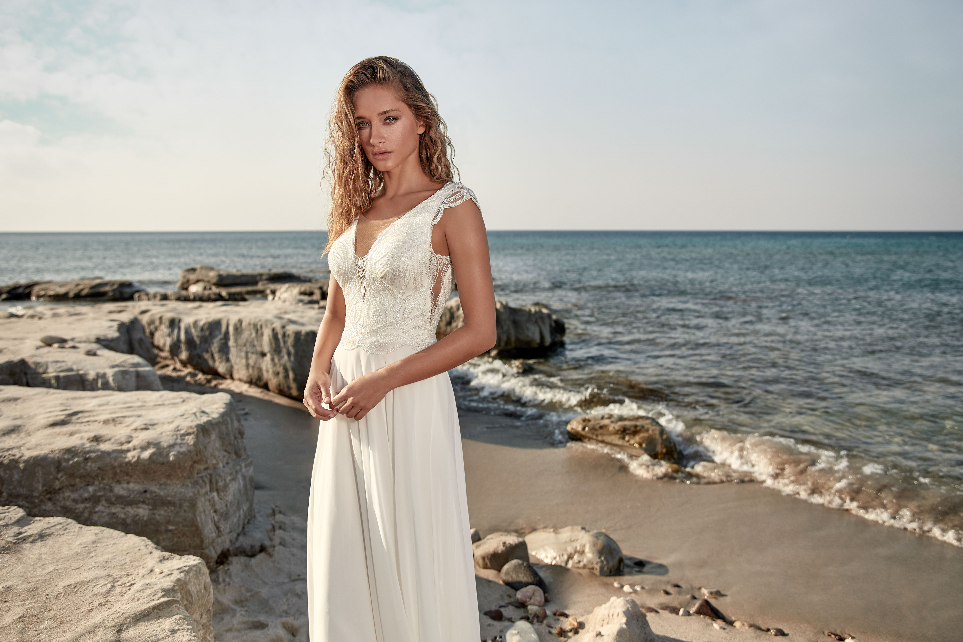 Luftiges Boho-Brautkleid mit zarten Spitzendetails und transparenten Elementen