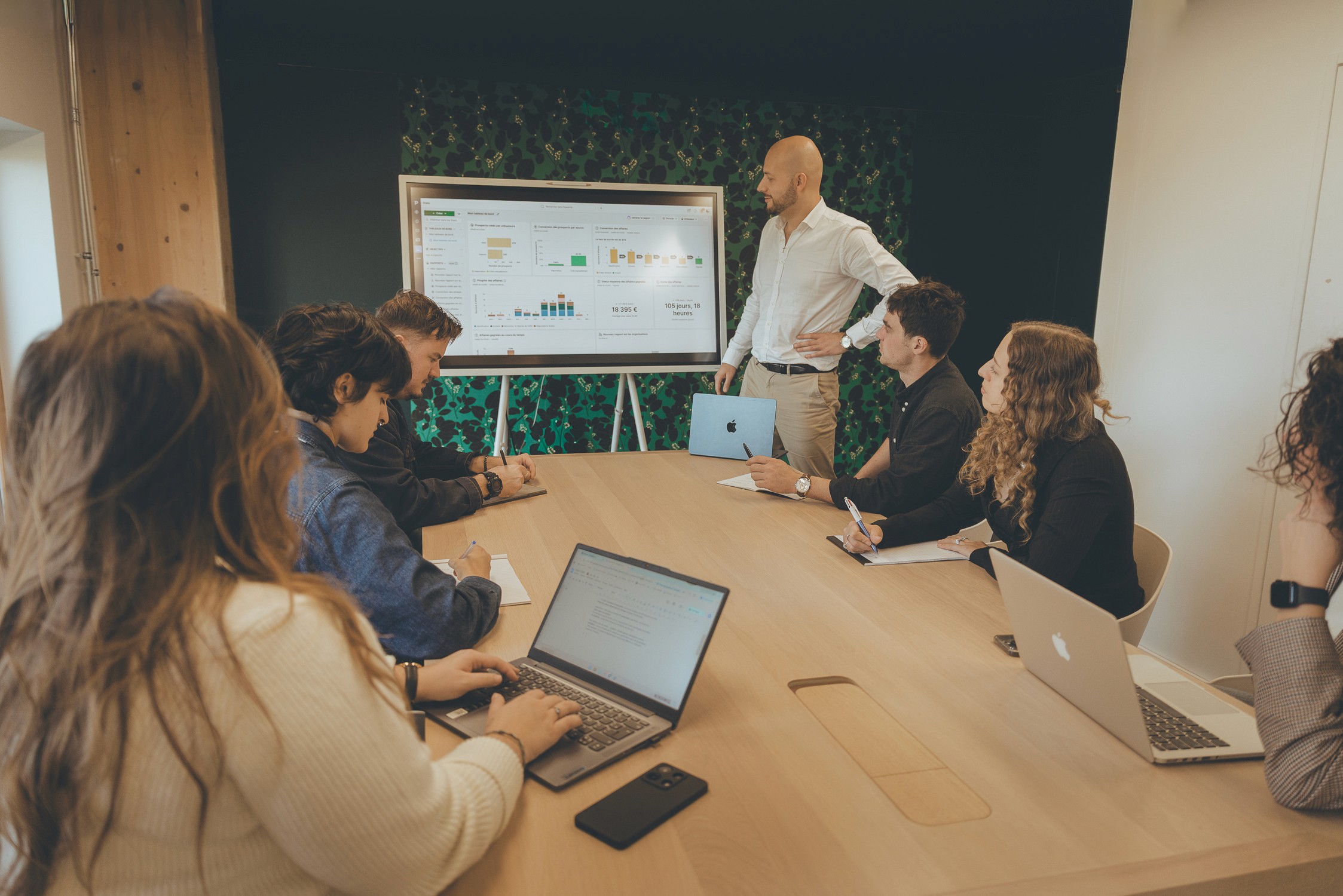 Commerciaux prospectant des clients dans un bureau