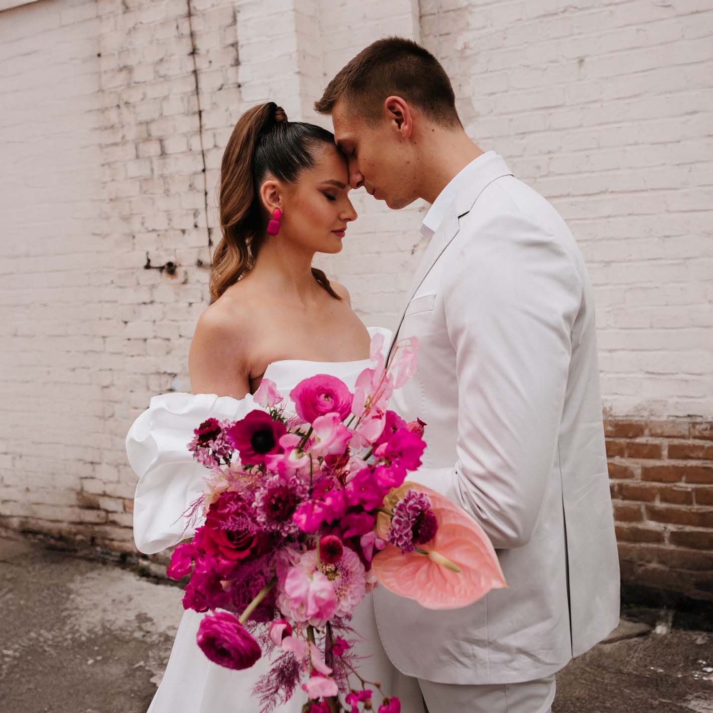 Eleganter Brautstrauß mit weißen Rosen und Tannenzweigen für eine Winterhochzeit.