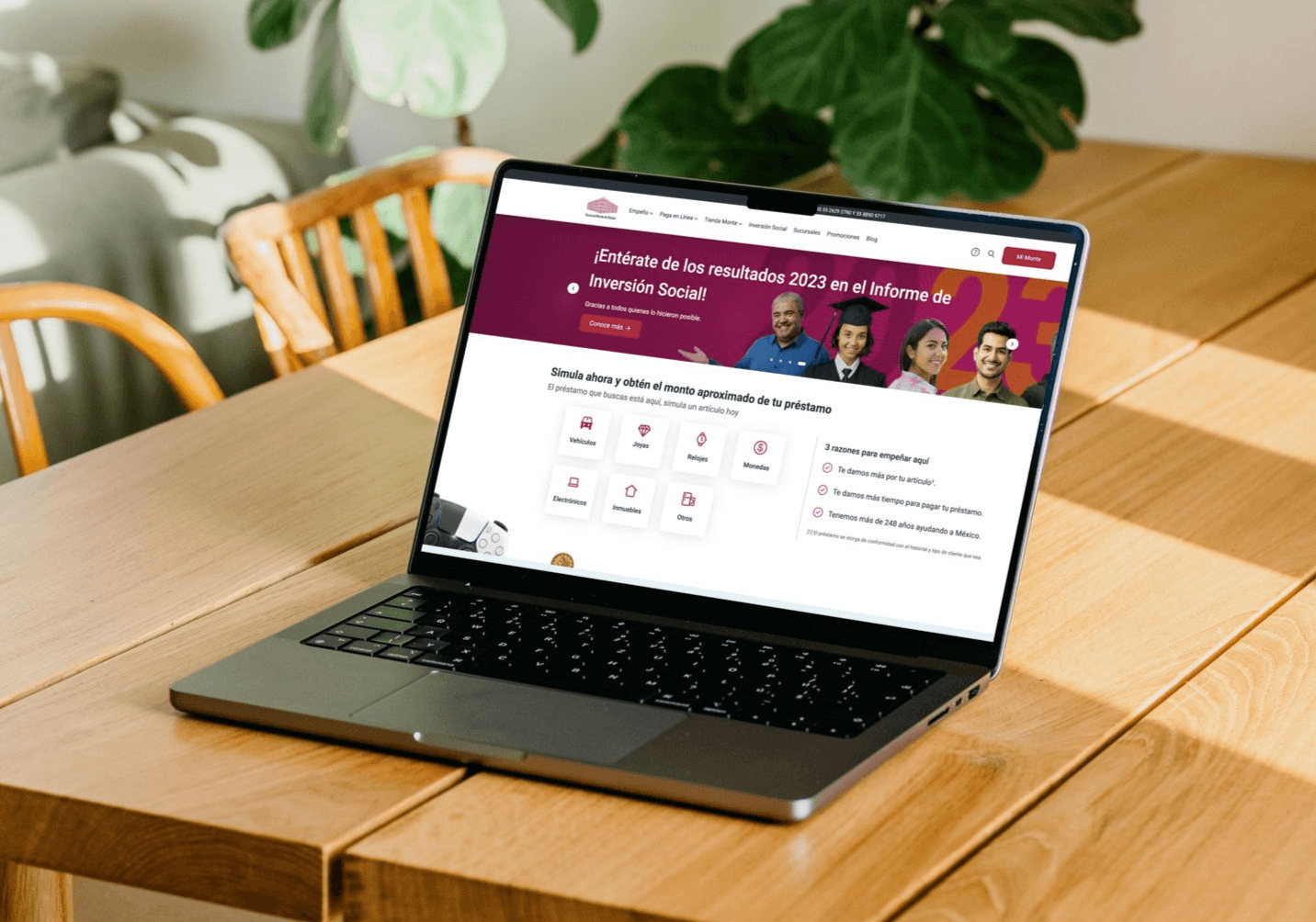 Computer with Nacional Monte de Piedad website