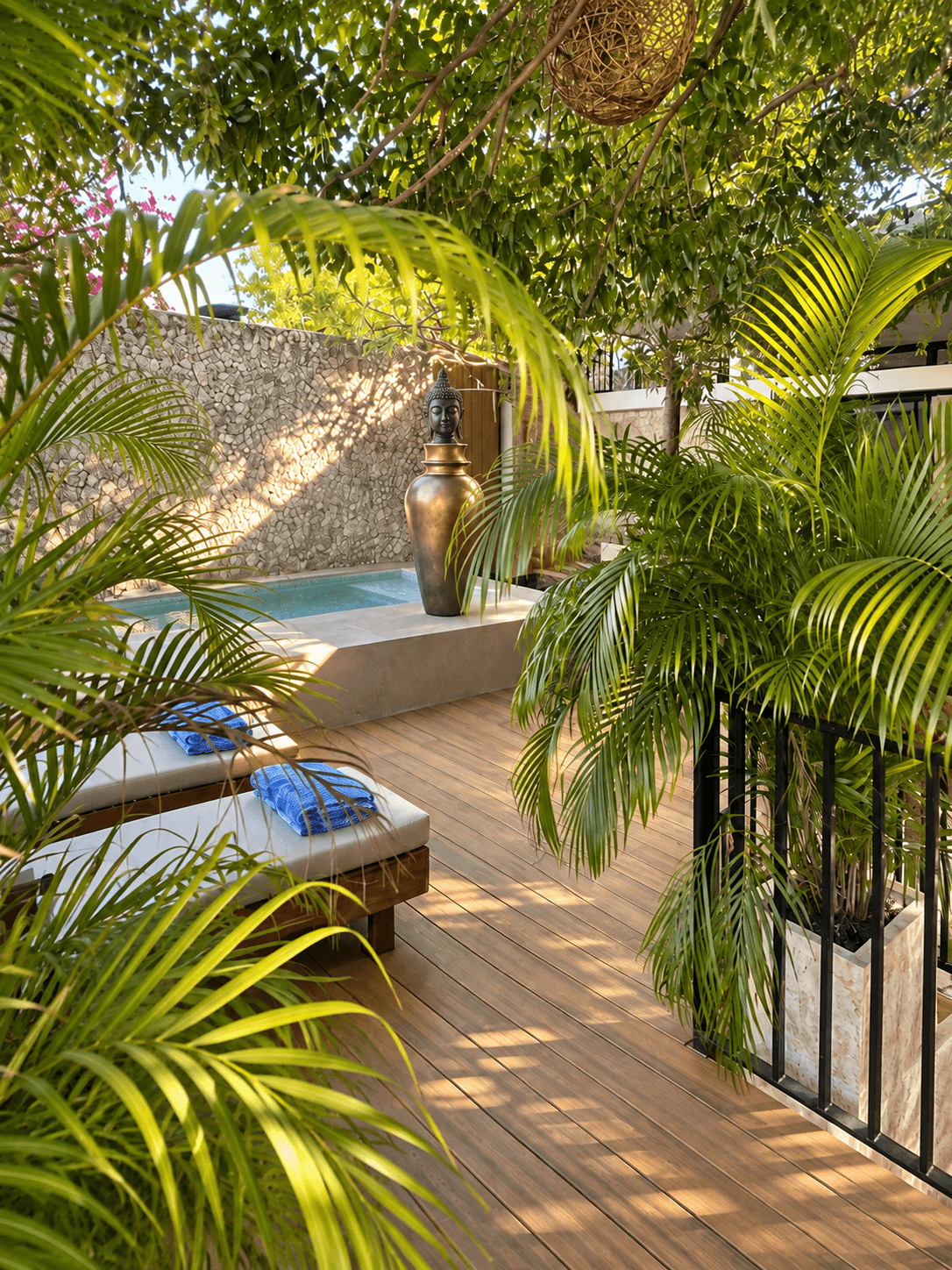 Buda, alberca y jardín tropical de Bugamvillas