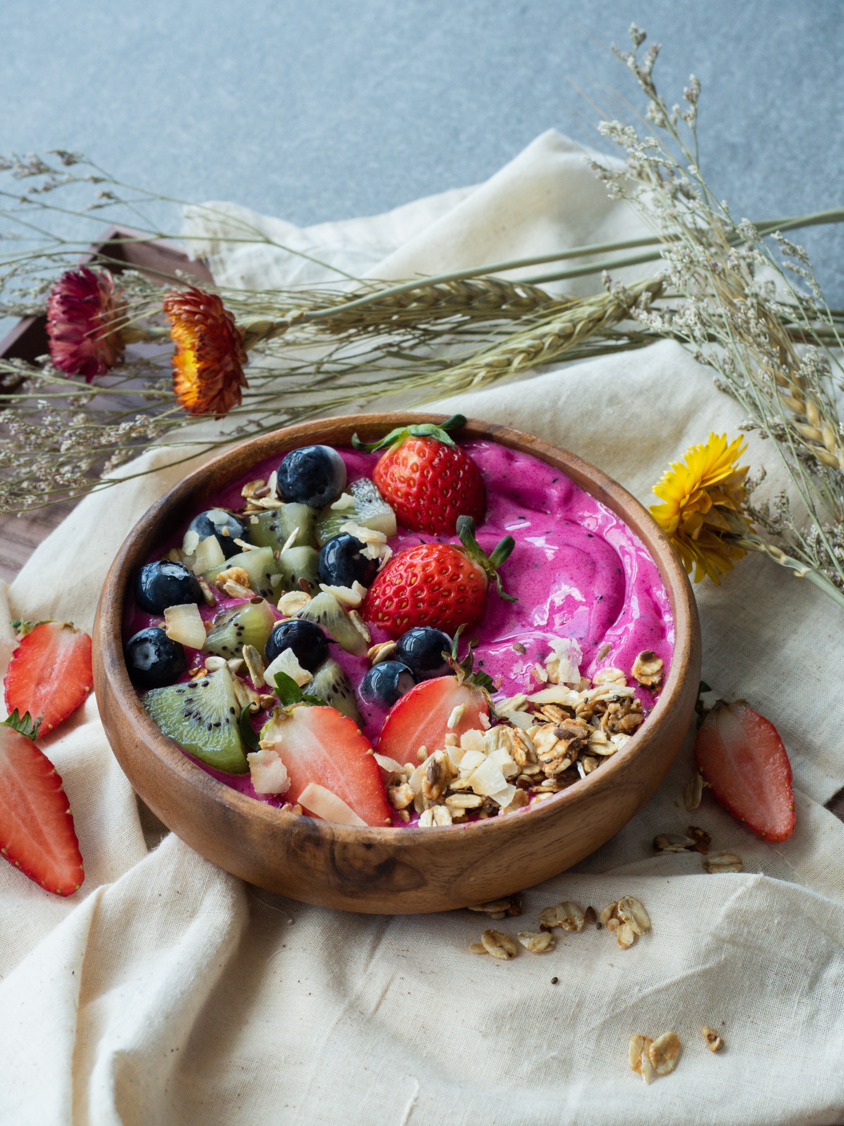 Gezonde smoothiebowl met fruit en granola, symbool voor voeding als krachtig wapen tegen PMS-klachten.