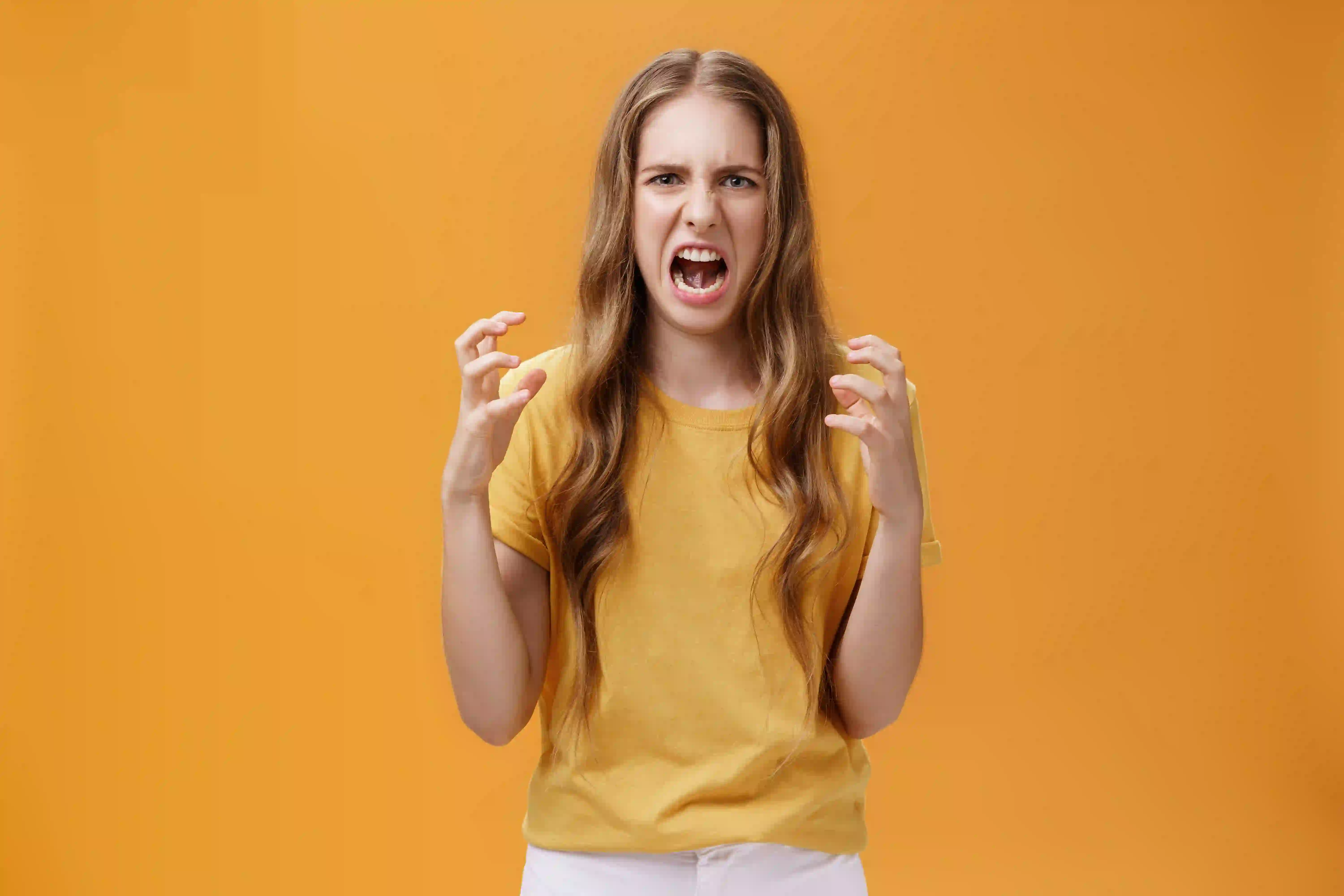 Ergenlik döneminde öfke yaşayan genç kızın ifade ettiği kızgınlık