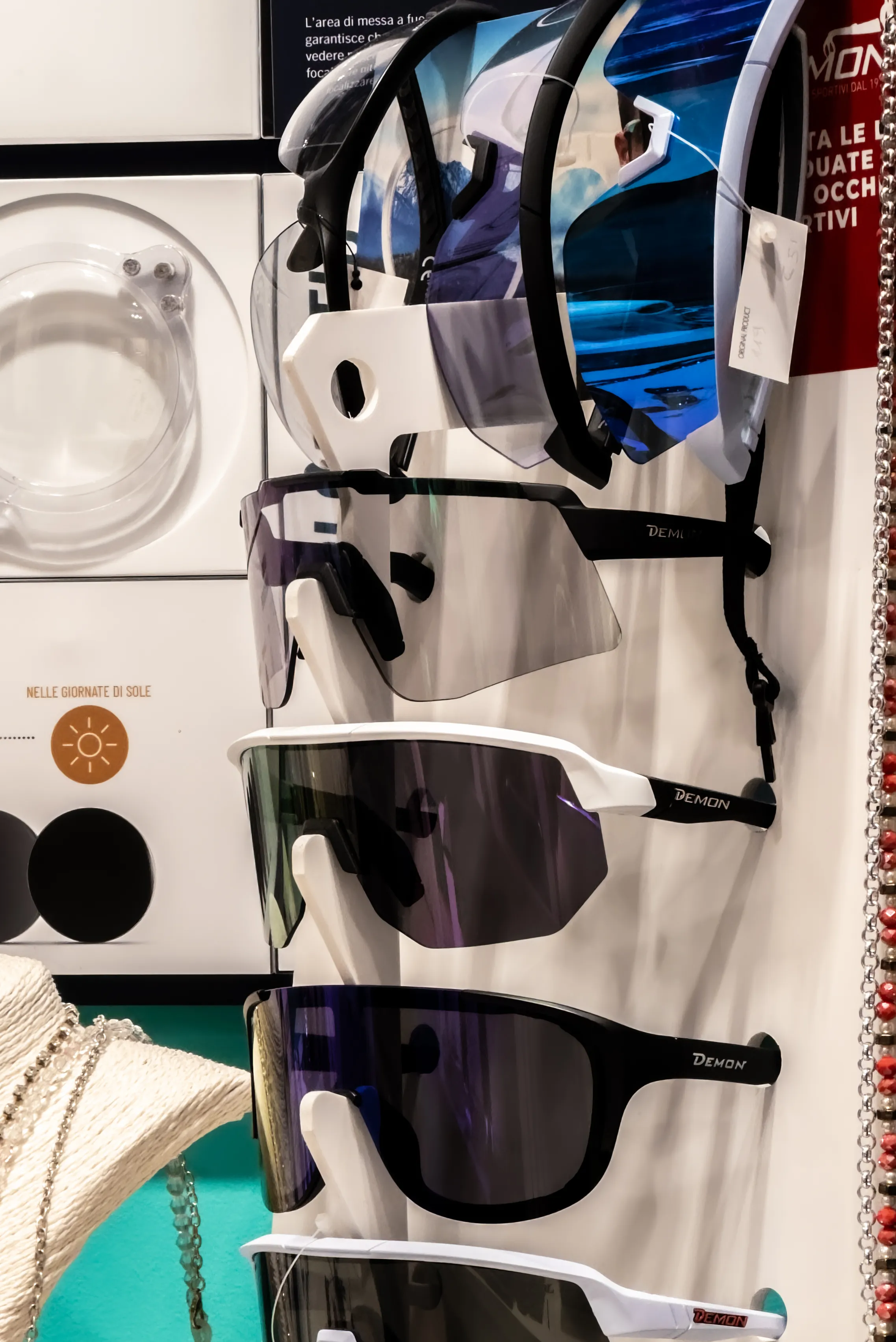 Selezione di occhiali sportivi e montature tecniche proposta da Ottica Dentella ad Ancona, con modelli progettati per offrire stabilità, comfort, protezione e qualità visiva durante l’attività fisica. L’immagine rappresenta le soluzioni dedicate allo sport, con occhiali da sole e da vista adatti a diverse discipline e condizioni di utilizzo, scelti in base alle esigenze visive della persona, alla vestibilità, alla resistenza dei materiali e alla necessità di mantenere una visione precisa anche in movimento.