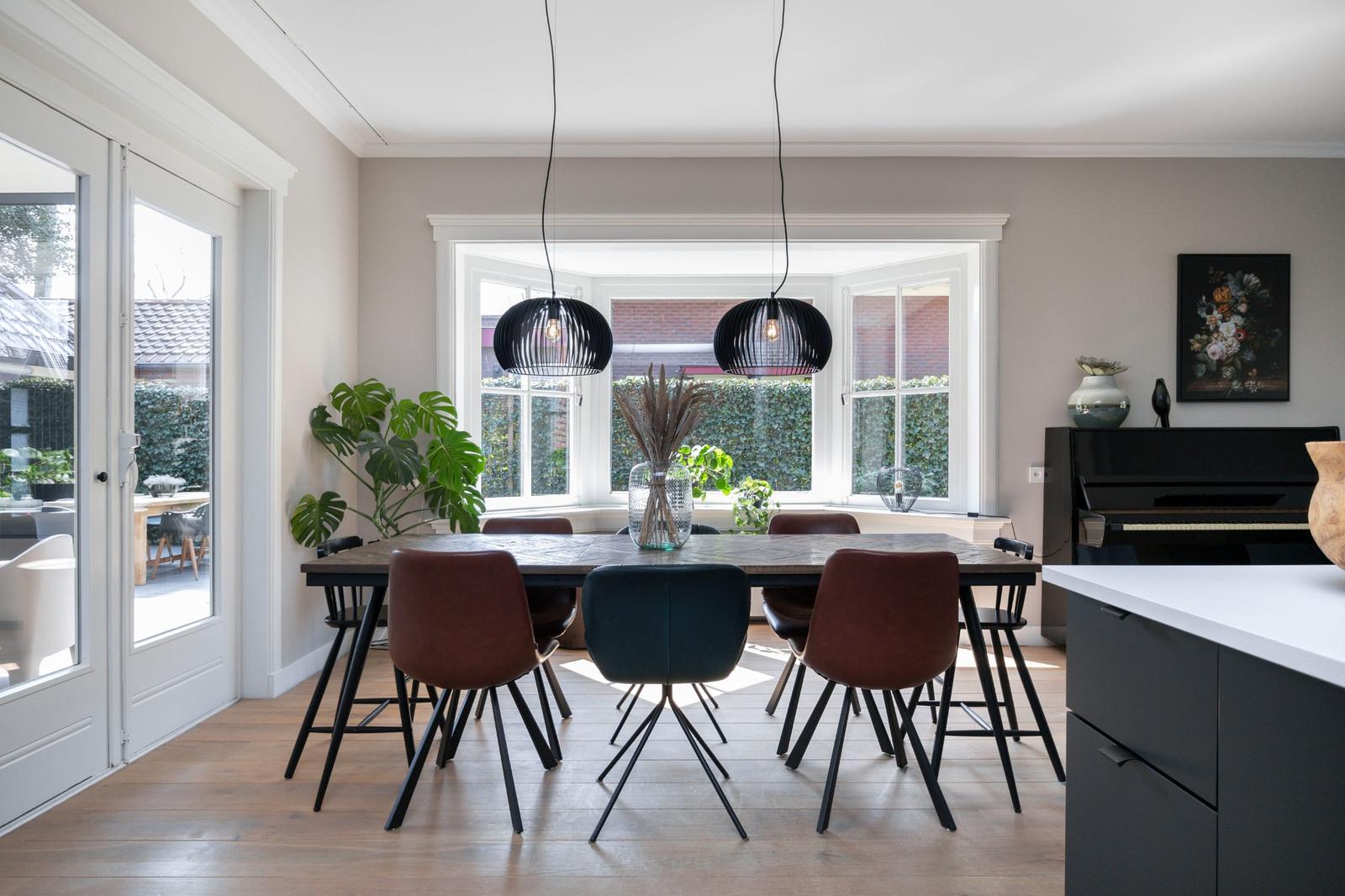 eethoek in erker jaren 30 woning