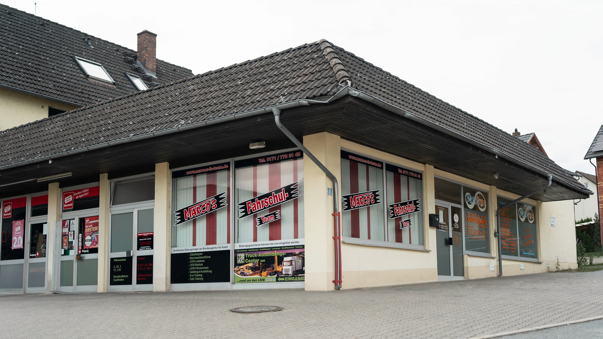 Fahrschule in Rödental am Langer Rain 3, direkt beim Sonderpreis Baumarkt und dem Gasthof Sauerteig – zentraler Standort für günstige und professionelle Führerschein-Ausbildung.