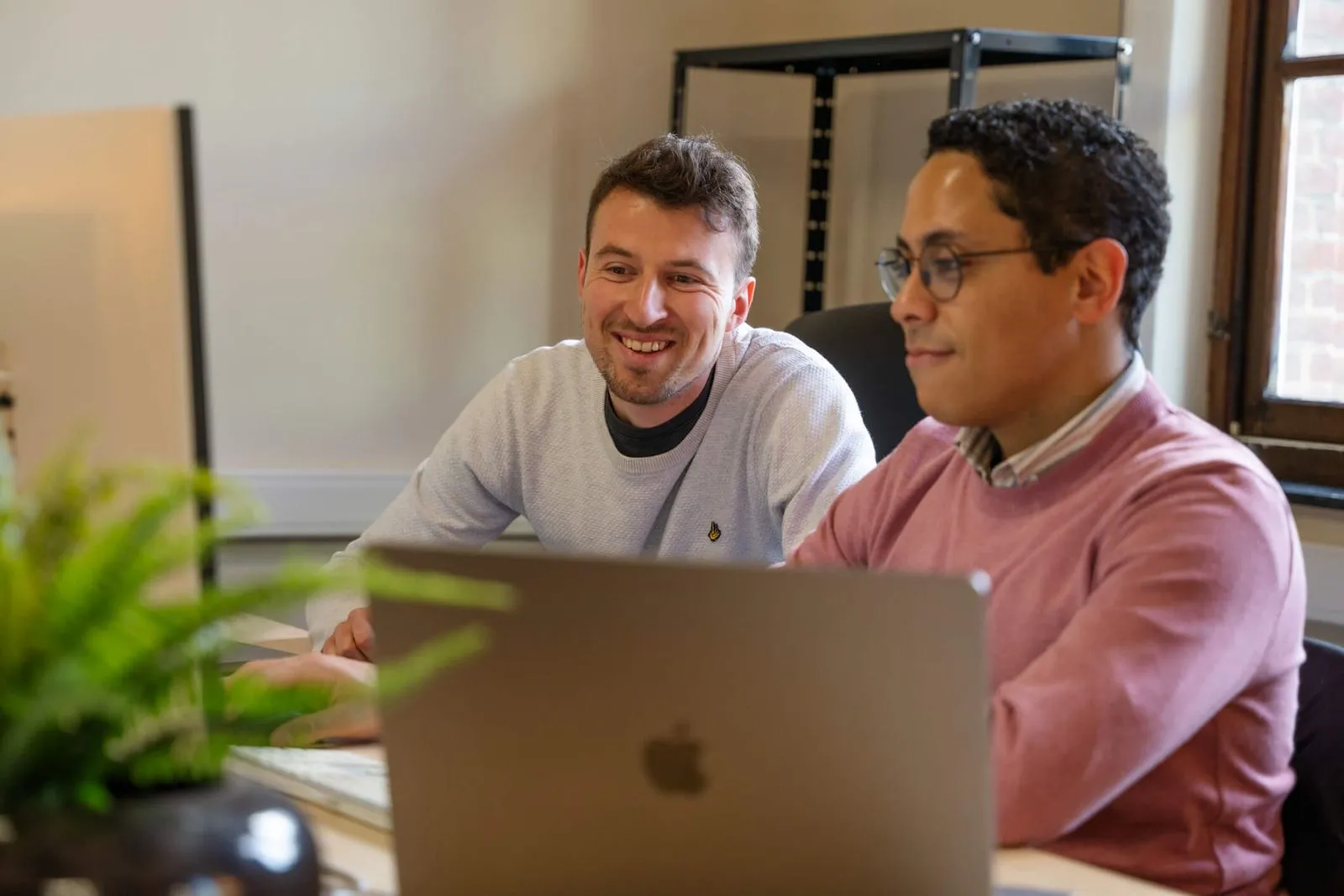 Twee astro collega's die samen aan het werken zijn