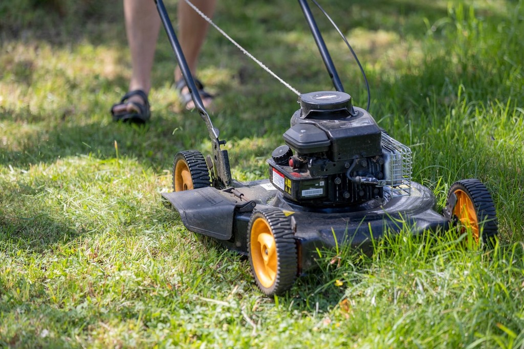 Lawn mower mid lawn cut