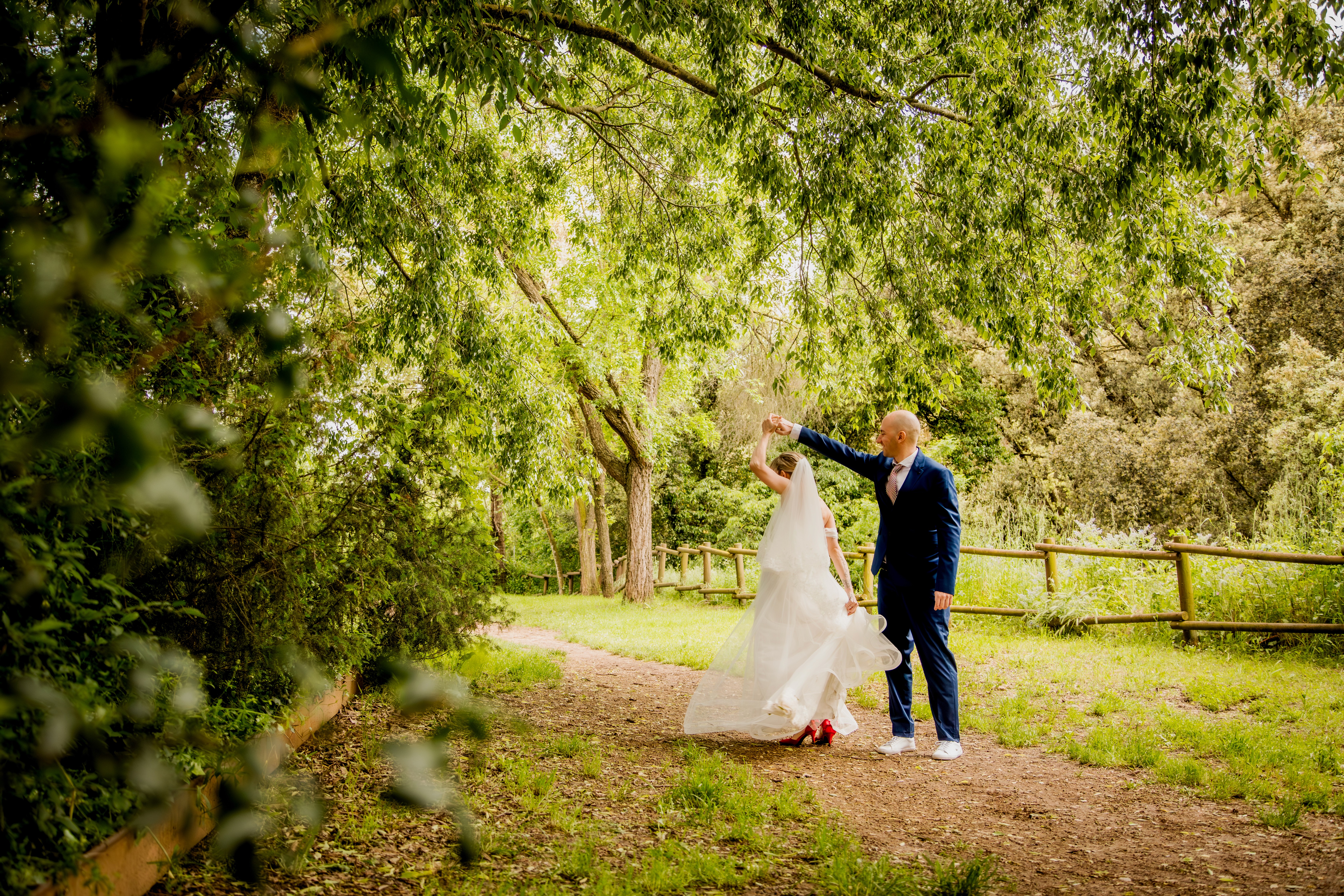 Sesión de boda donde la pareja esta en un camino bailando