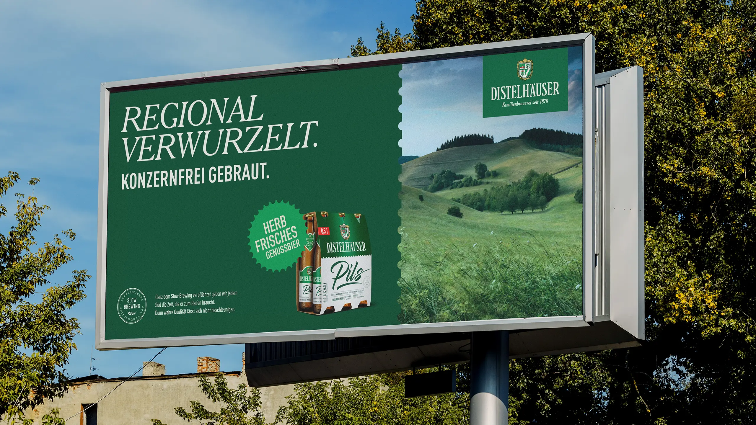 Großflächenplakat für Distelhäuser Pils mit Landschaftsmotiv und dem Slogan Regional verwurzelt