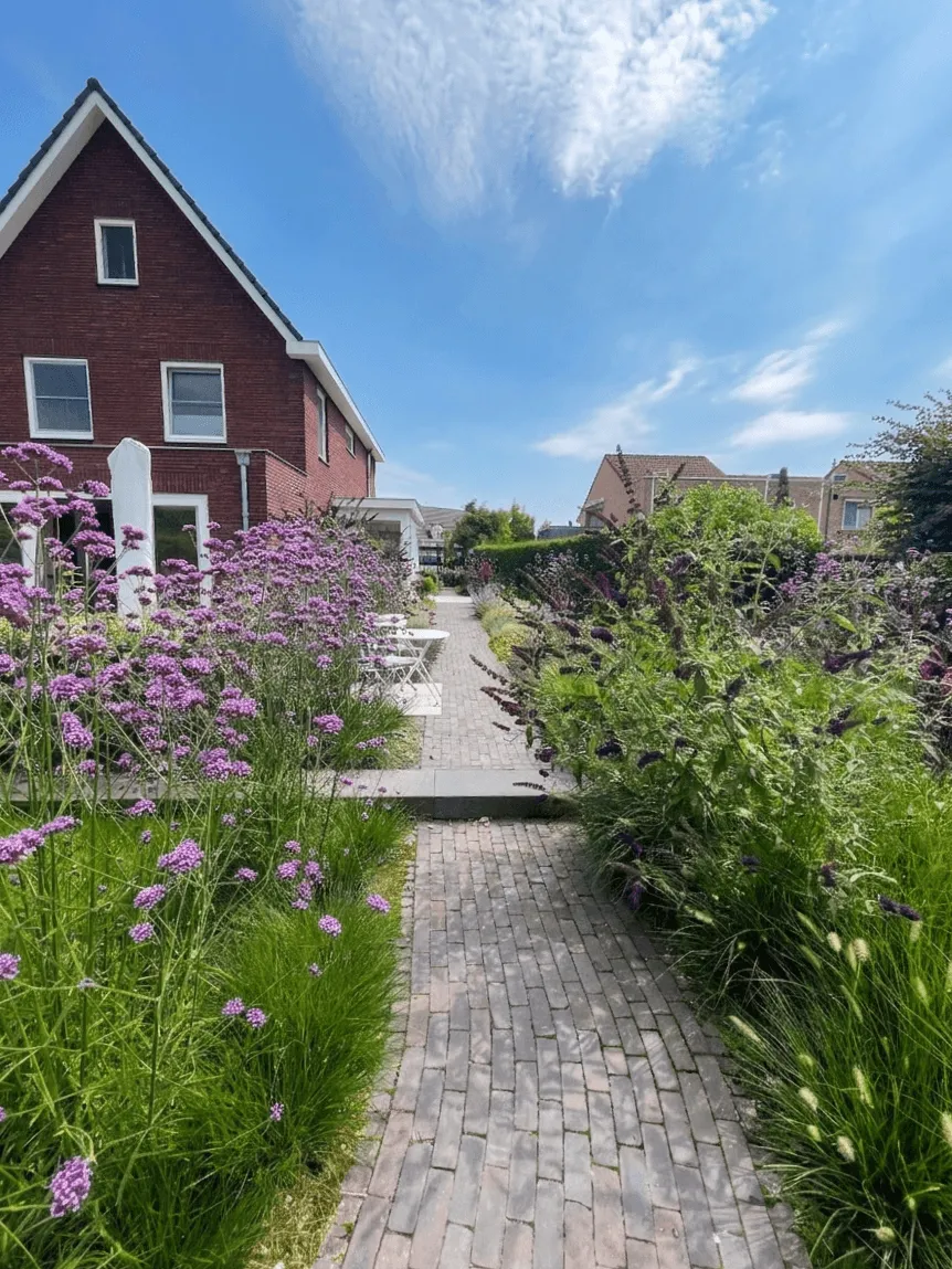 Strak tuinontwerp, aanleg en onderhoud bij Kamsteeg in Malden met focus op de aanlegdoor Star Landscaping