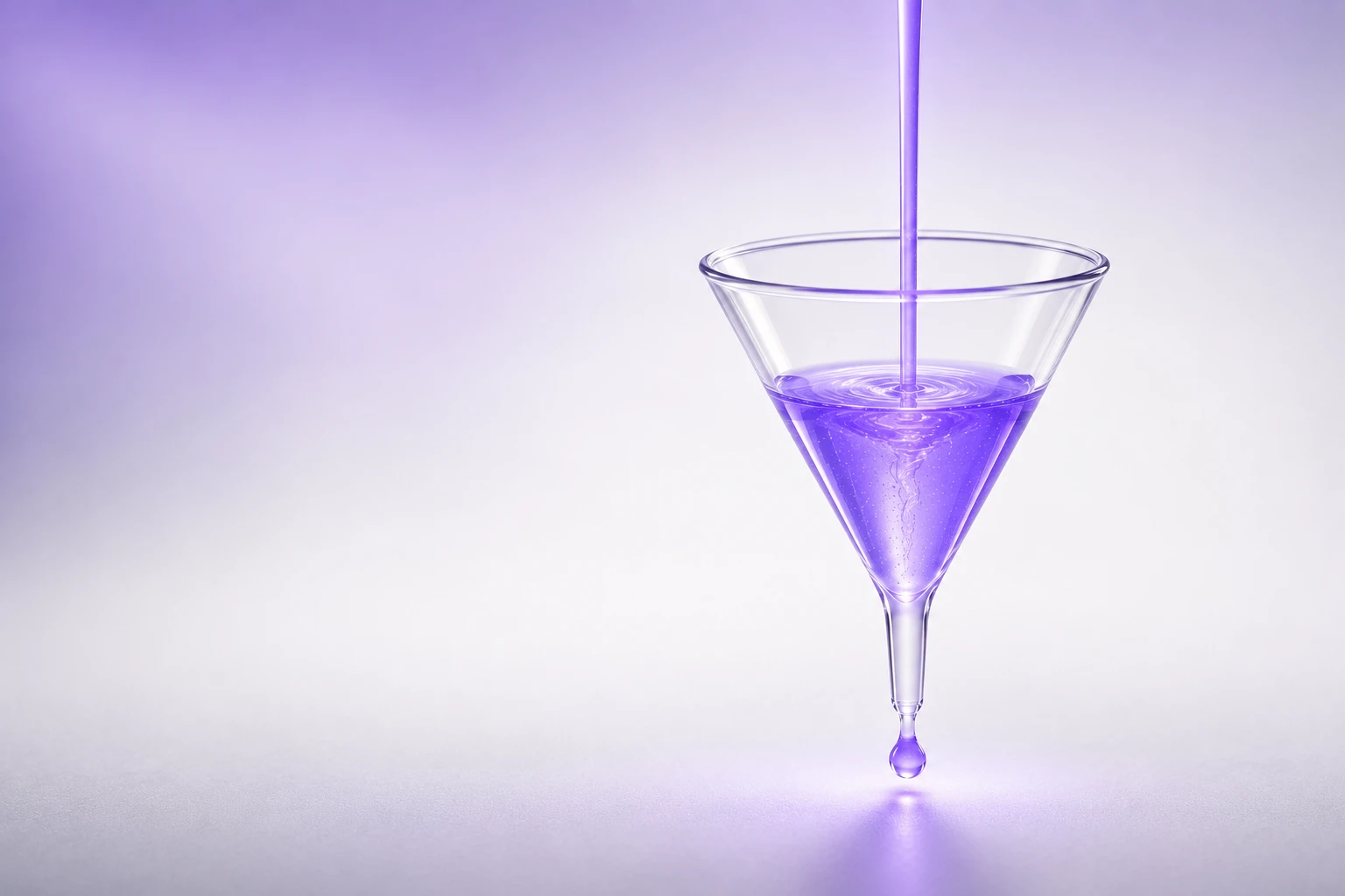 Funil de vidro com líquido violeta representando o processo de captação e qualificação de leads B2B