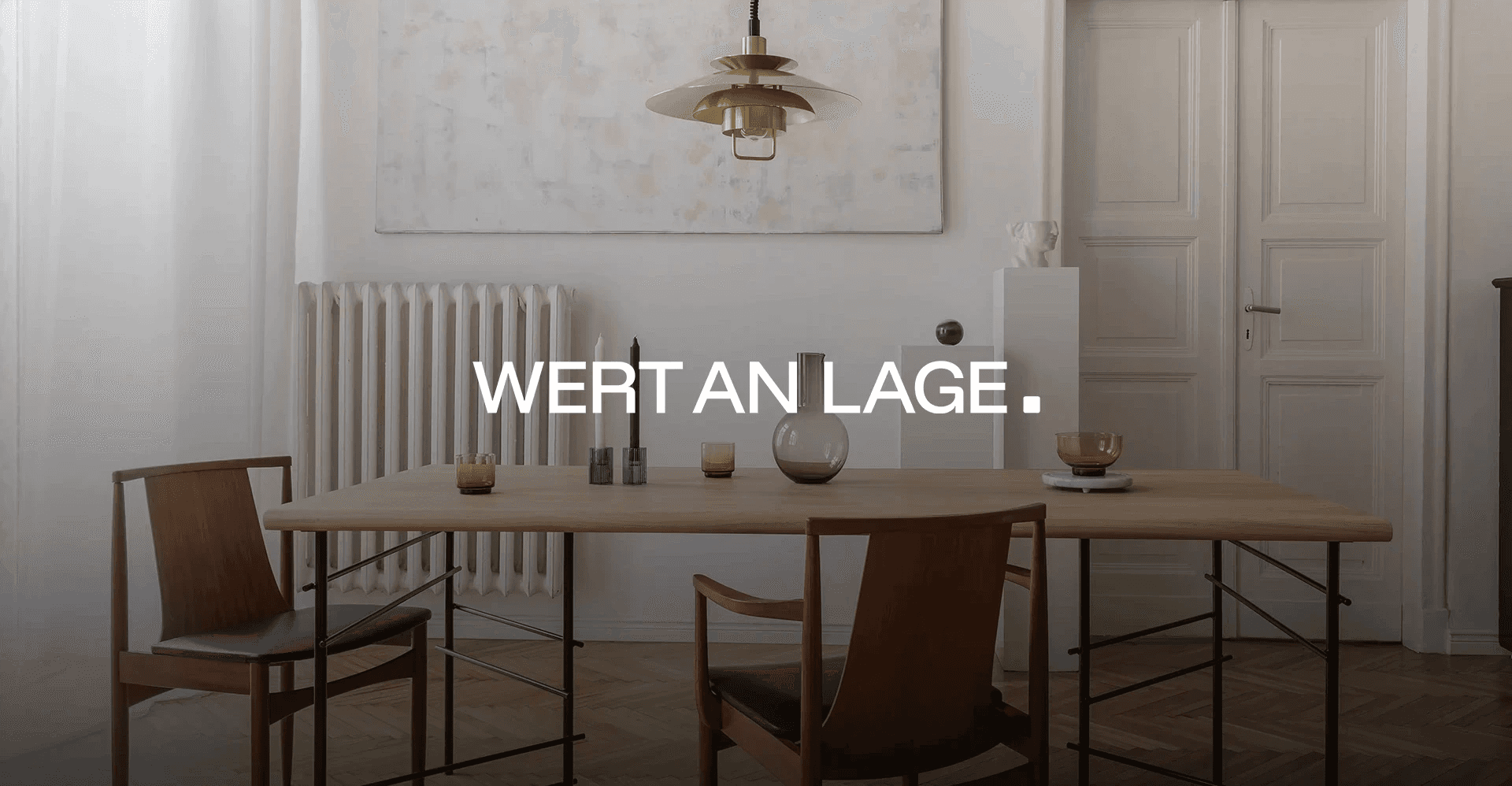 Ein Bild von einem Esszimmer mit einer Logovarainte von Wert an Lage.