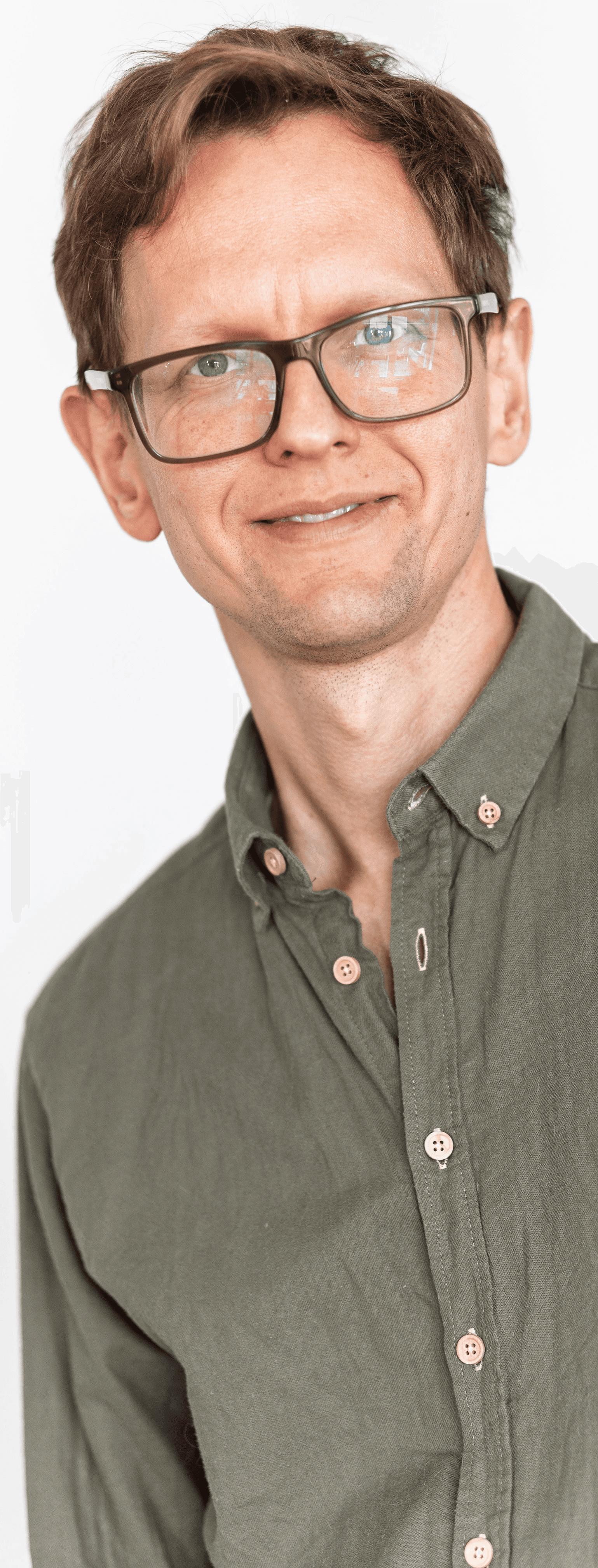 Zdjęcie przedstawia kobietę o jasnych, falowanych włosach i okularach w ciemnych oprawkach. Ma na sobie czarną bluzkę z wzorem i patrzy prosto w obiektyw. Tło jest jednolite, ciemne.