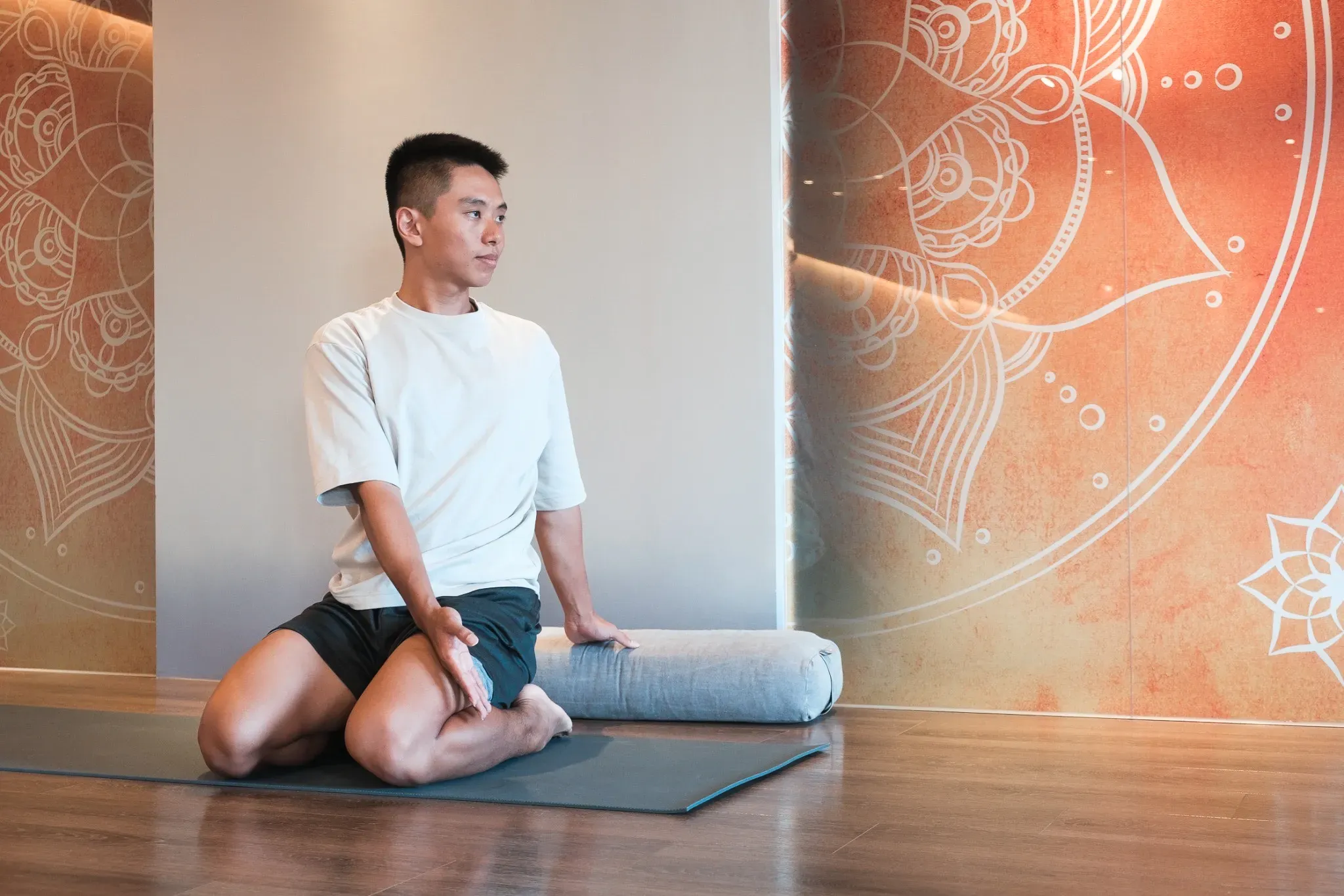 台北身心引導師Sunny Chen示範身心放鬆技巧,透過身心連結練習,協助現代人獲得身心安頓與深度放鬆的體驗。