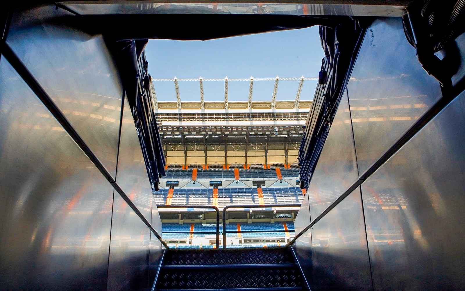 Pemandangan lorong menuju area tempat duduk Stadion Santiago Bernabéu di Madrid.