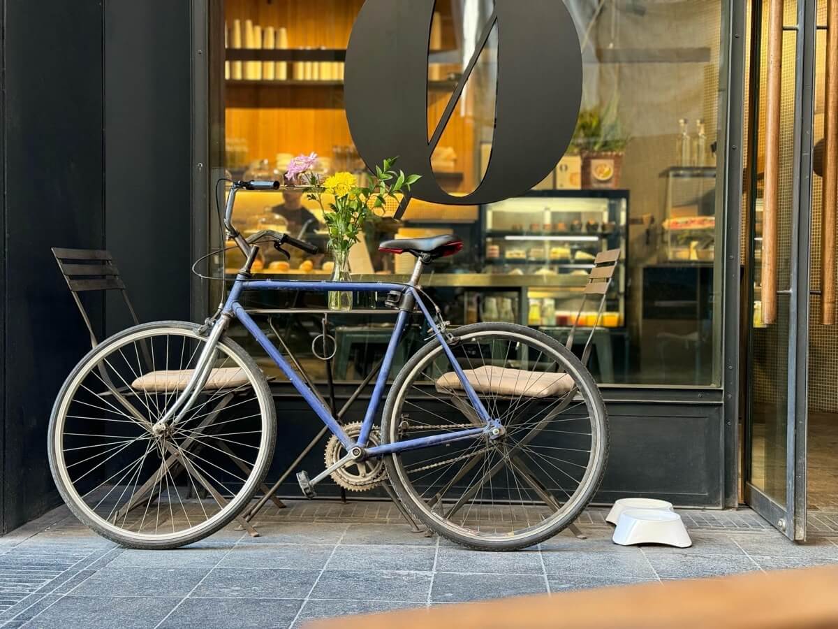 bibicleta afuera de café Barra Fundición