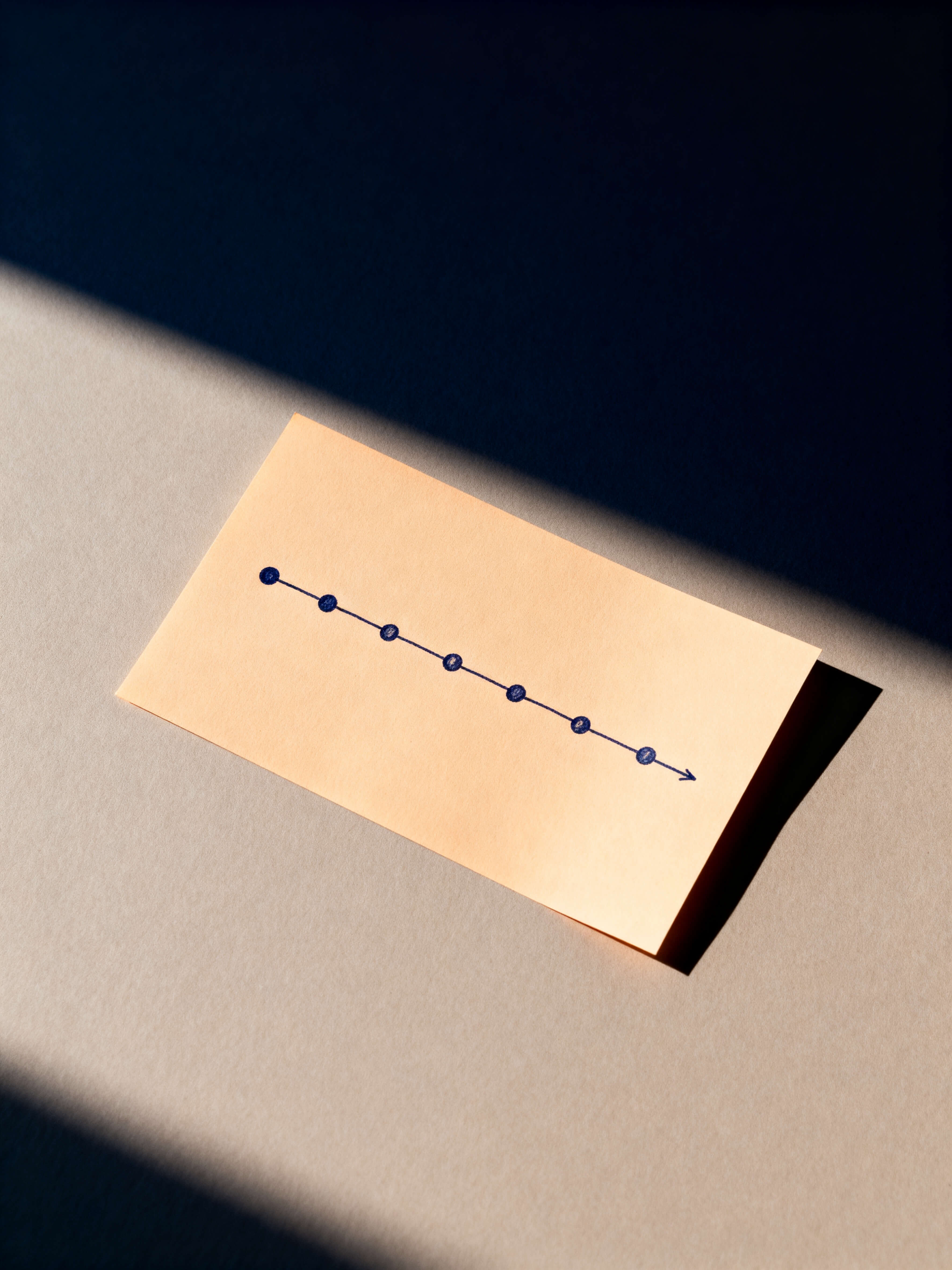 Folha de papel com linha horizontal desenhada sobre superfície escura, representando o plano de desenvolvimento da mentoria.
