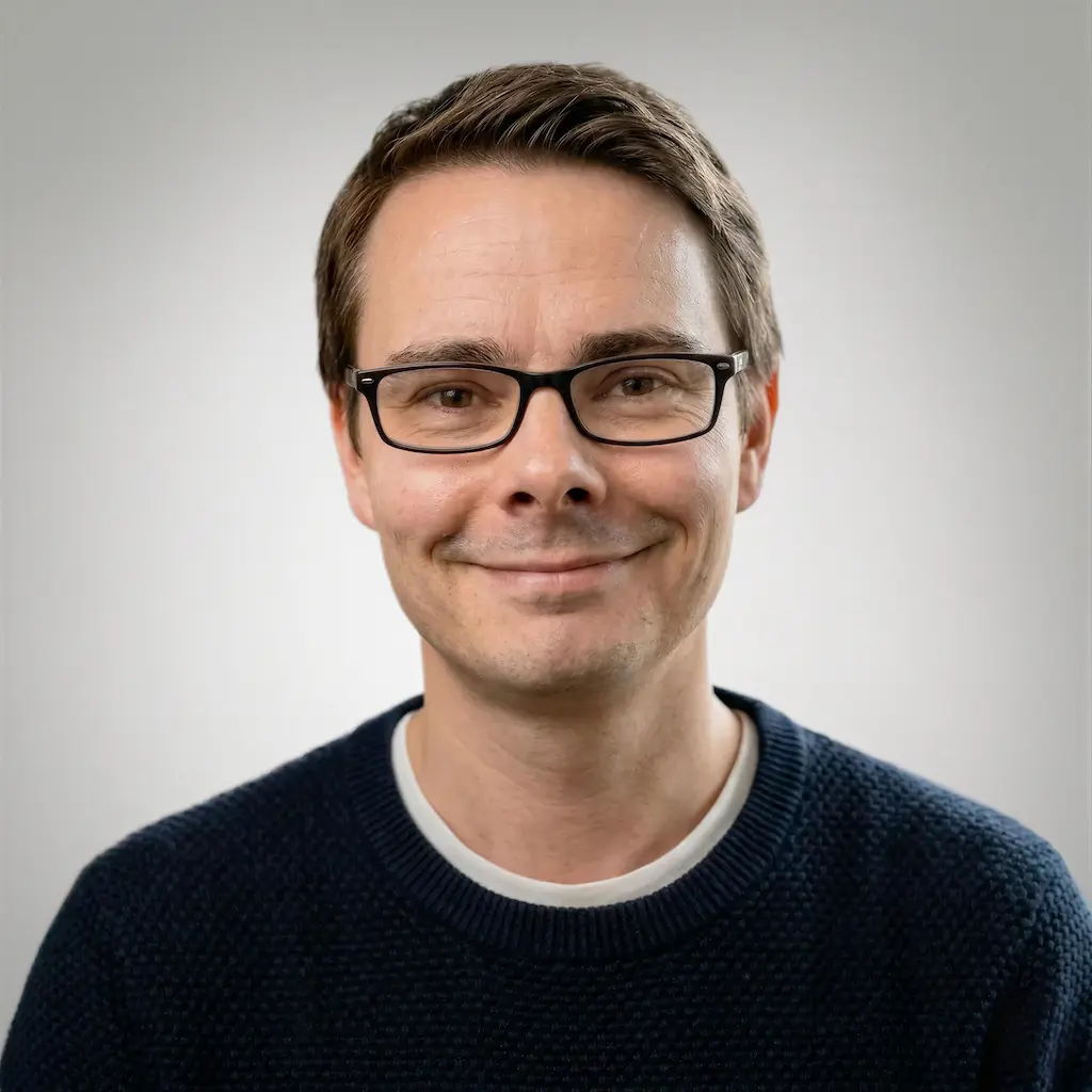 Headshot of Travis White