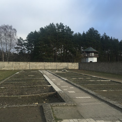 감옥 동과 감시탑.