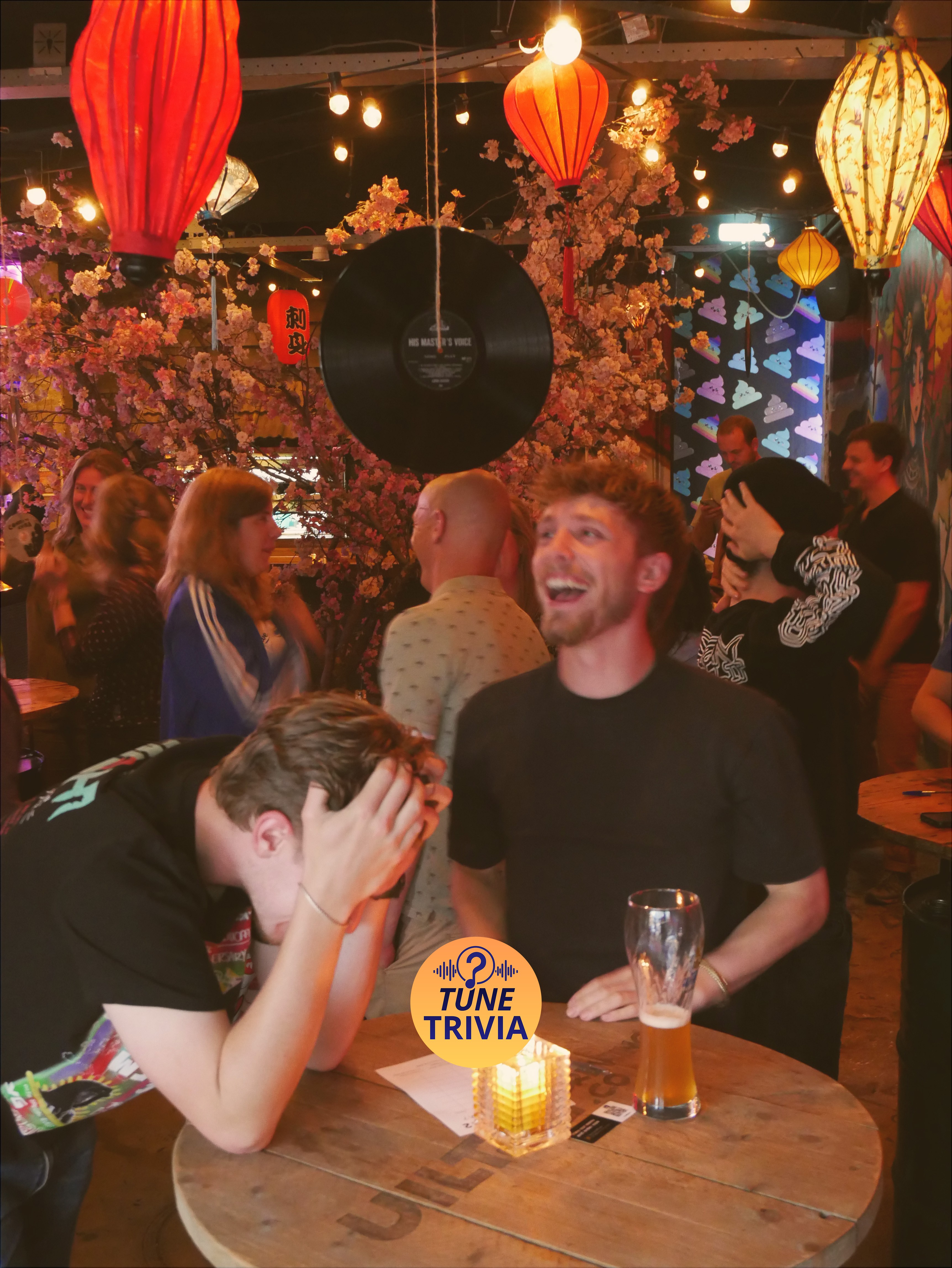 Mensen tijdens een gezellige quizavond in een café