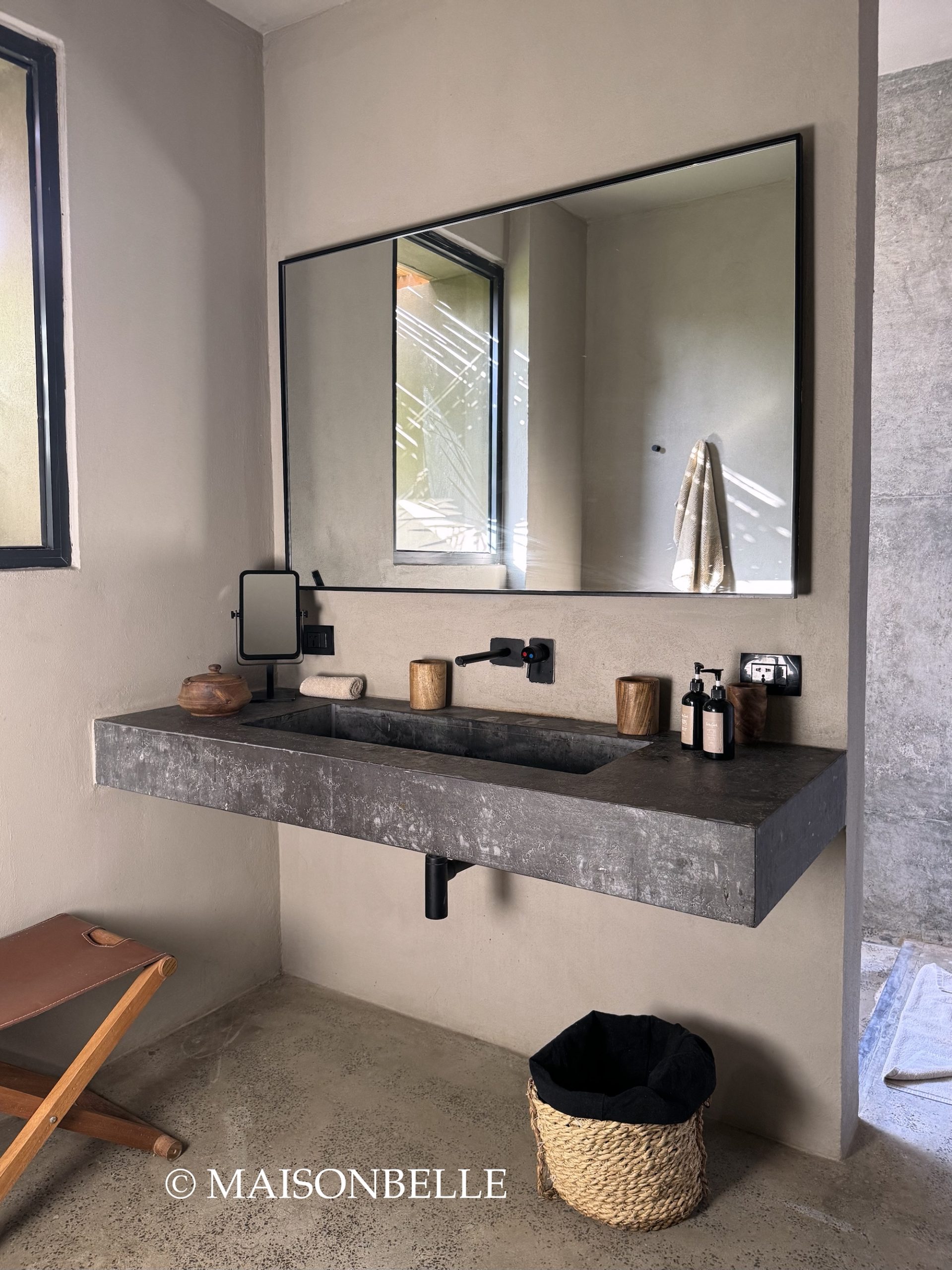 badkamer hotel betonlook