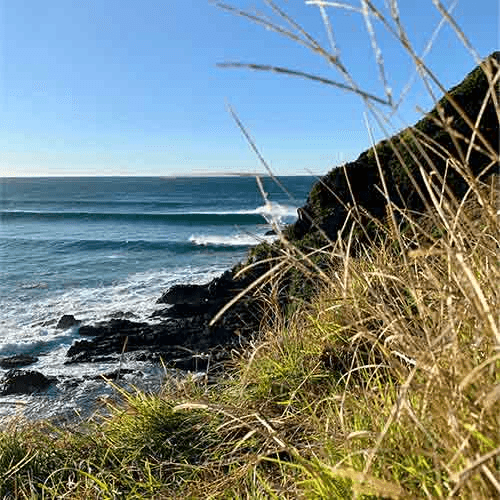 Coastal scenery with ocean waves – surfboard rental in byron-bay