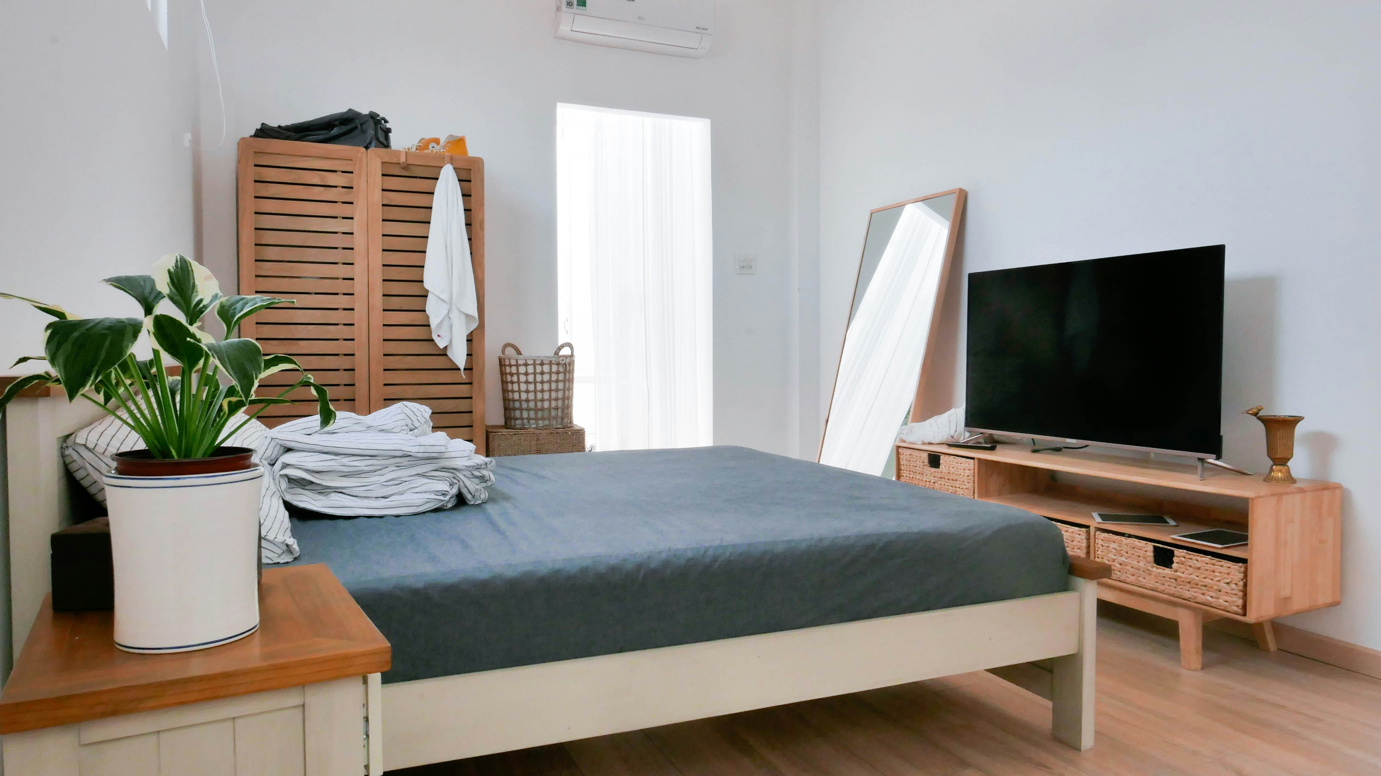 gray bed linen on bed