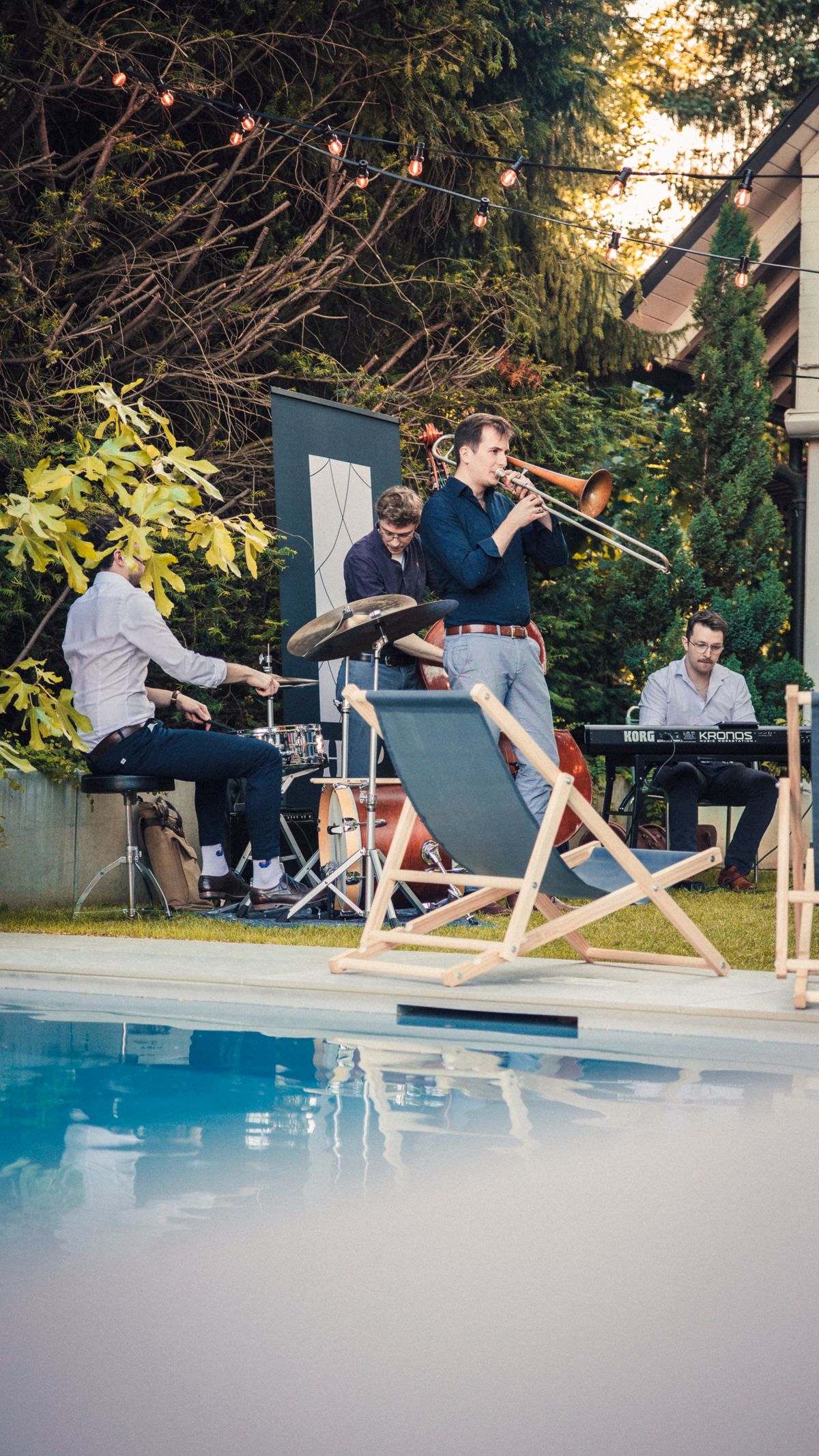 Die Hop Jazz Group spielt live bei einem herbstlichen Outdoor-Event im Garten.