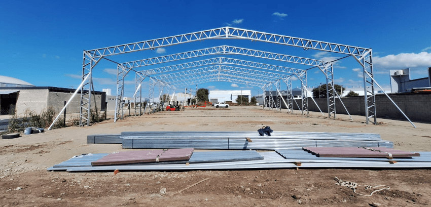 Estructura de galpón metálico para depósito con pórticos de acero en construcción en Córdoba.