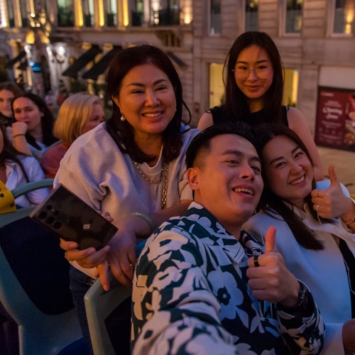 夜晚 aboard Tootbus 的氛圍