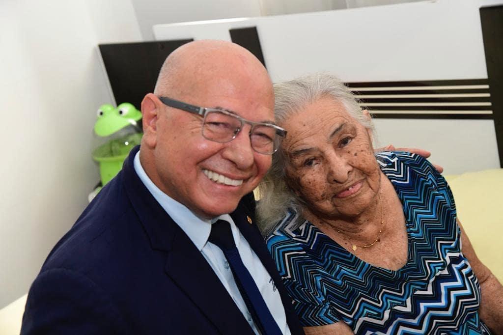 Alcides RIbeiro ao lado da mãe, Marina Ribeiro