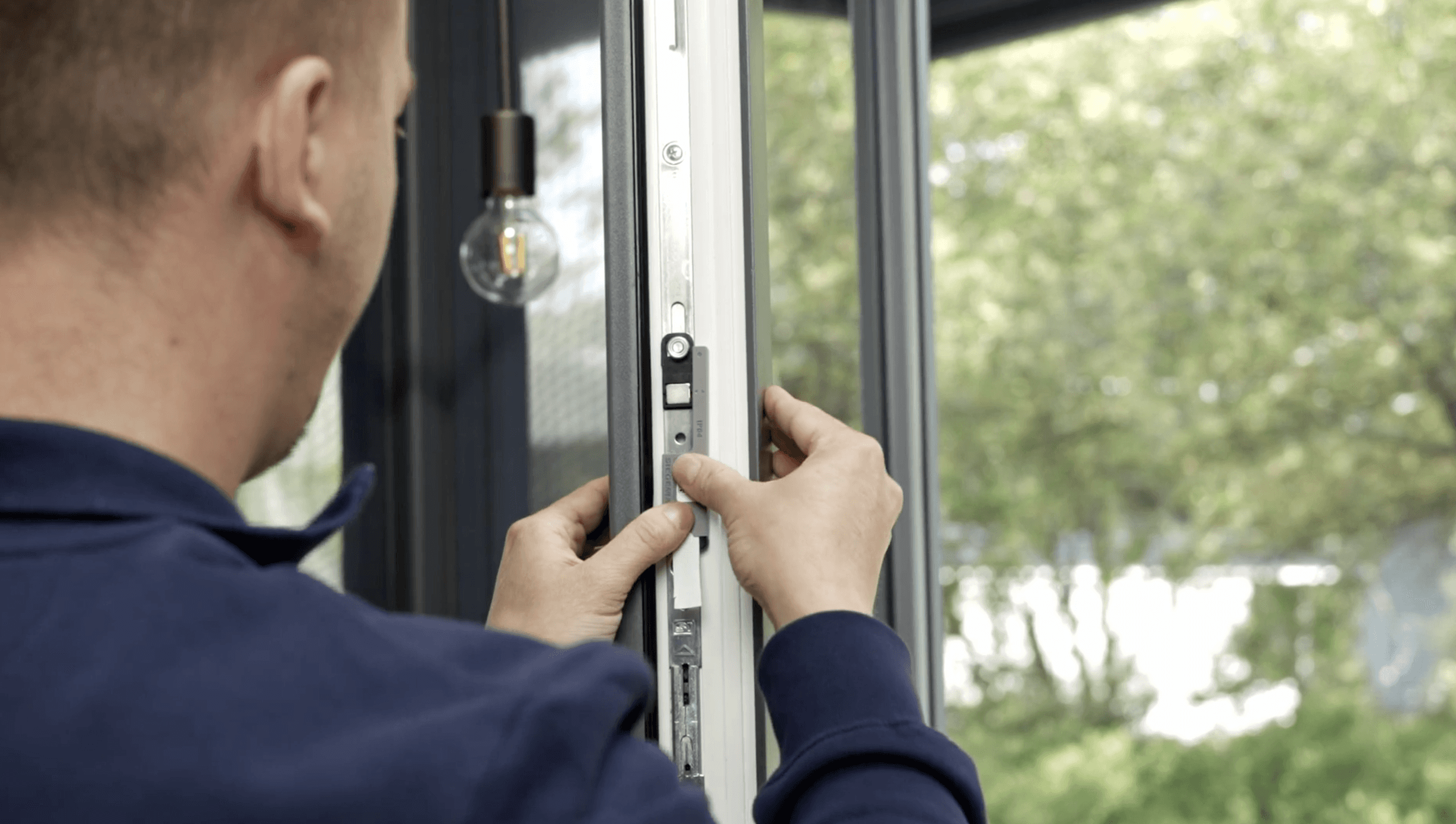 Szene aus einer Videoanleitung von yntro zum Smarten Sensor von SIEGENIA