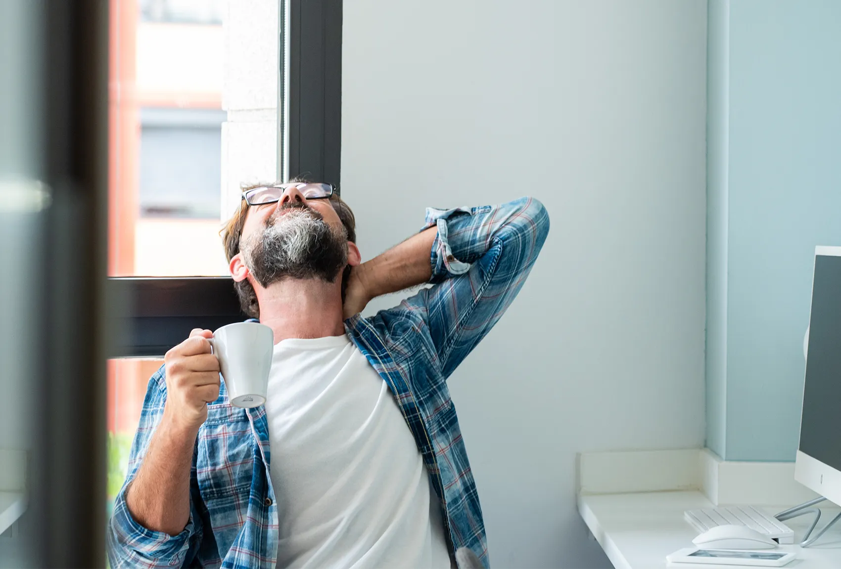 Projektleiter lehnt sich entspannt zurück, weil sein Planungsprojekt läuft