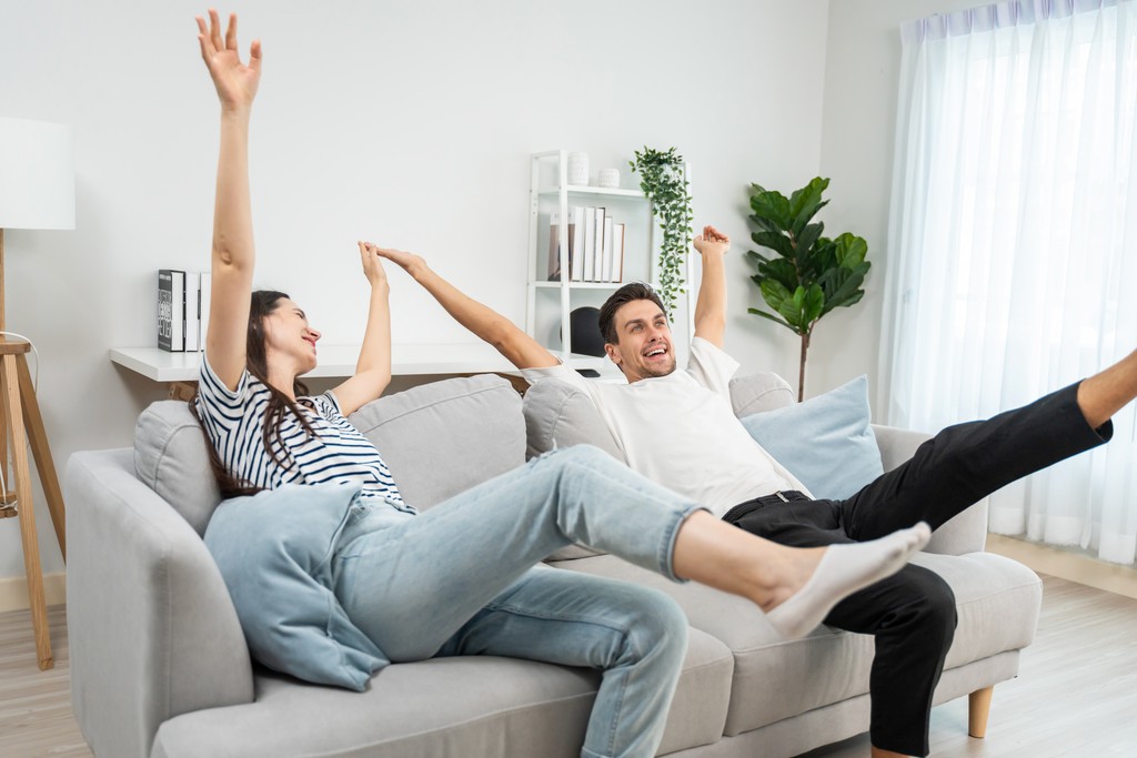 Jong stel viert aankoop eerste woning – starters met hypotheekadvies