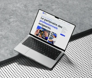 ordinateur posé sur un sol en aluminium