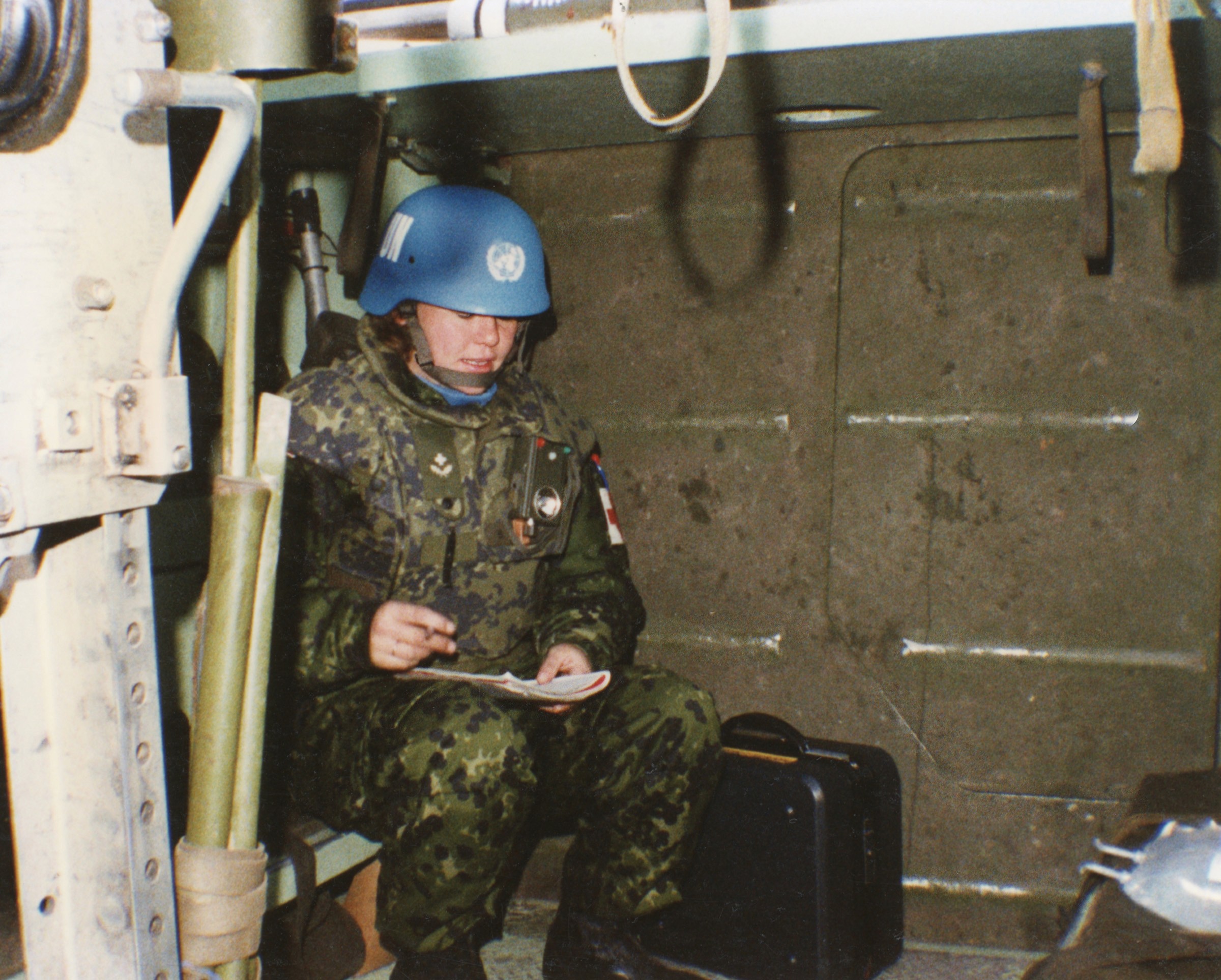 Sygeplejersken fordriver ventetiden i PMB'en ved starting point i Sarajevo med at nedskrive sine oplevelser under fremrykningen i sin dagbog.