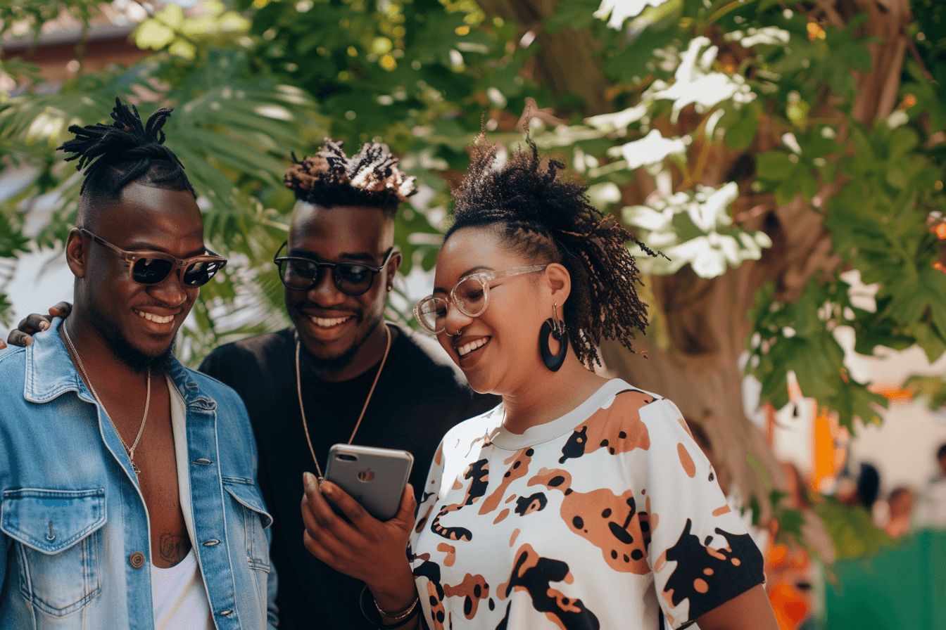 Trois personnes regardent un téléphone, découverte d’une application d’épargne