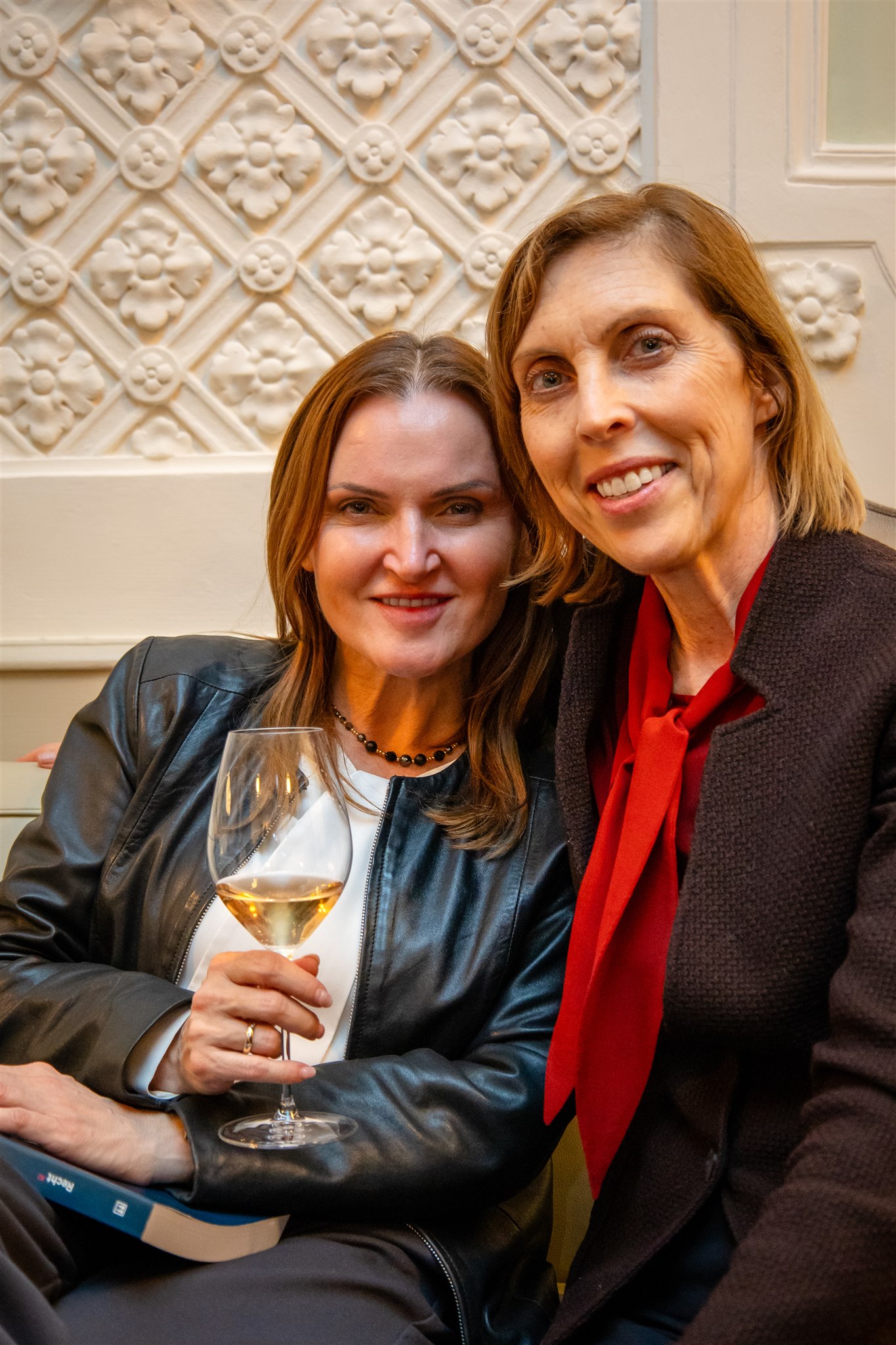 Guests posing together at Recht KI book launch event in Zurich