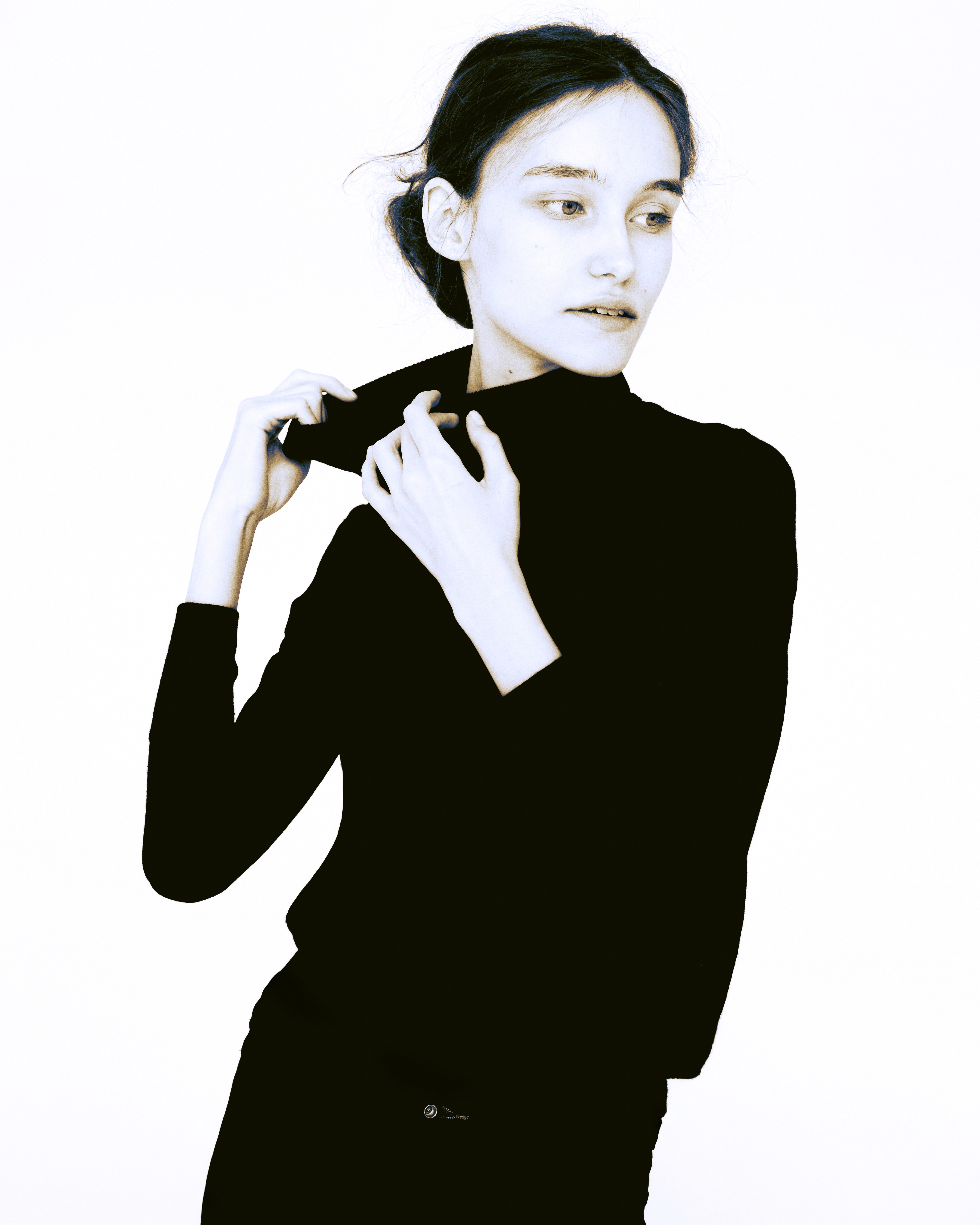 Anna – People Pattern - model turning while holding her collar.