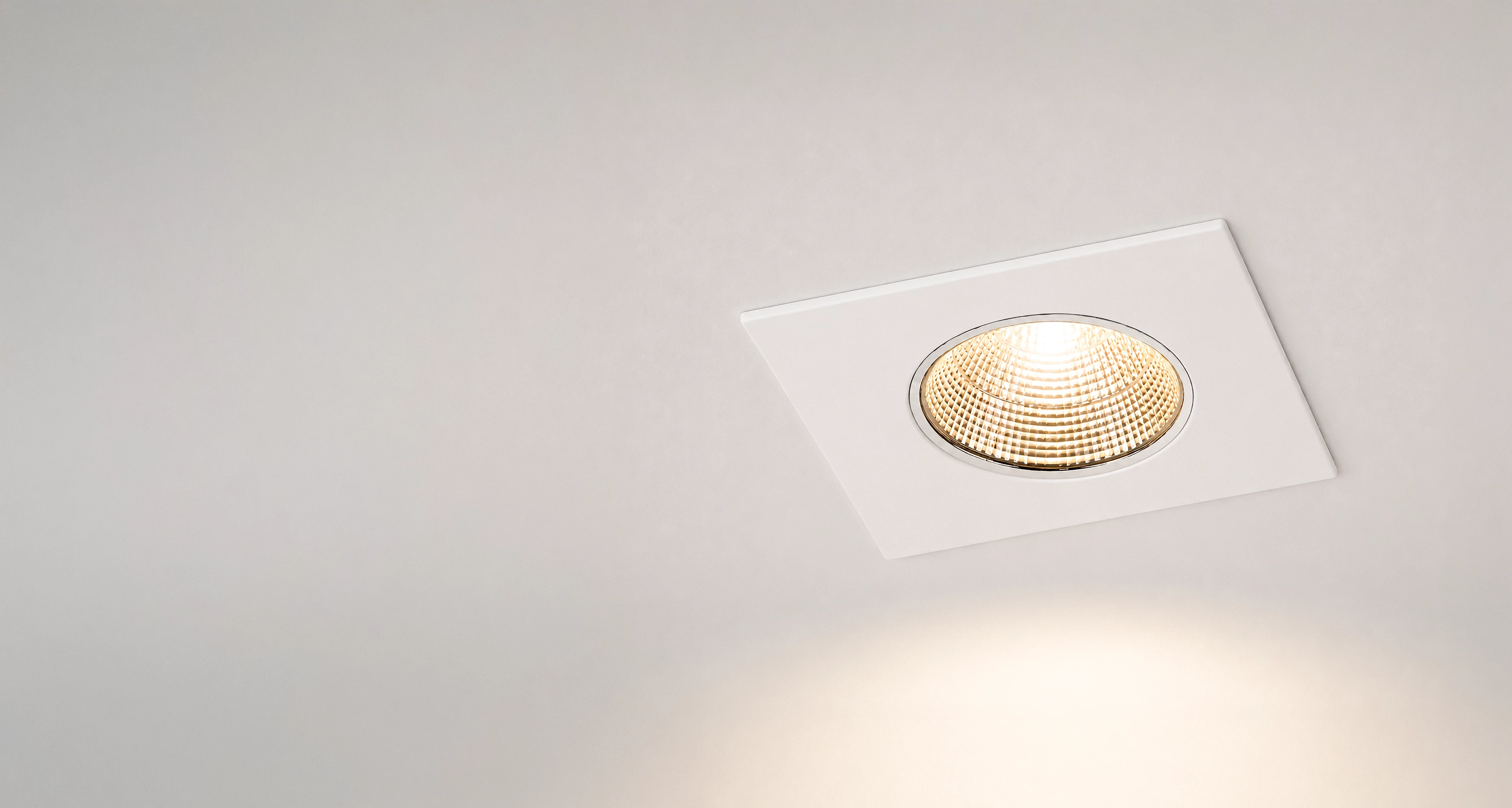 Czarna modułowa oprawa sufitowa LED Stellar ALFA A1-8W typu downlight z ciepłym światłem 3000 K