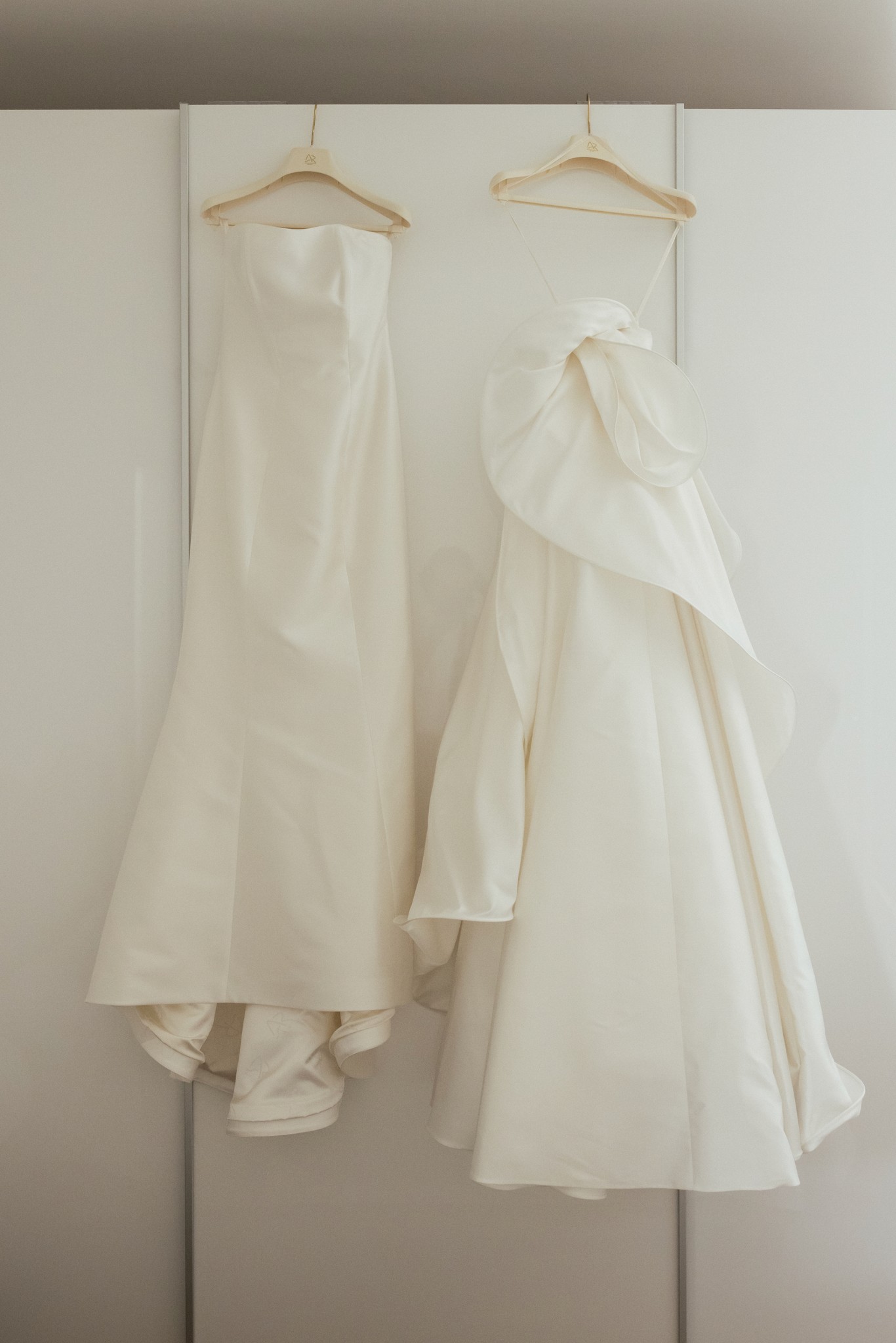 Abito da sposa e velo appesi a grucce di legno, dettagli dei preparativi matrimoniali a Villa Malenchini