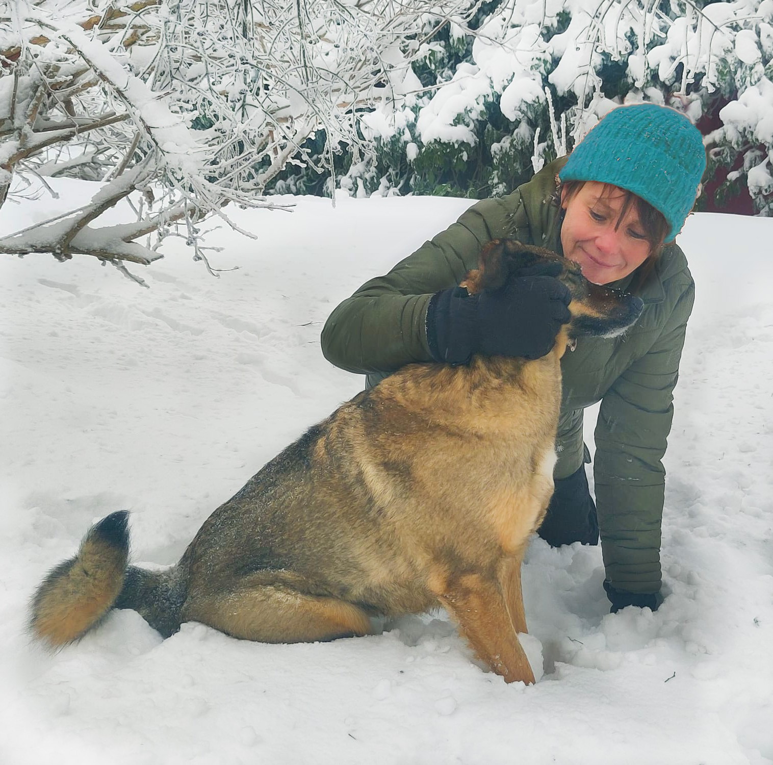 Portrait von Janine Spade. Eine illustrierte Katze sitzt auf ihrer Schulter.