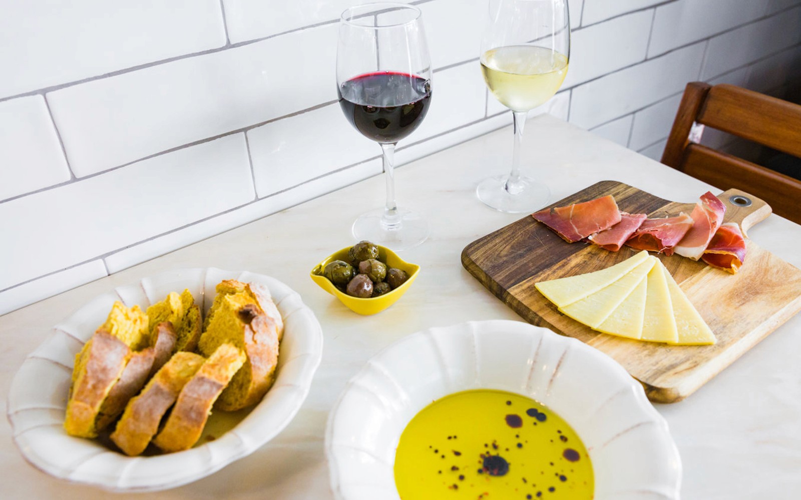 Portugese tapas met wijn, olijven, brood, kaas en ham tijdens een wandeltocht door Lissabon.