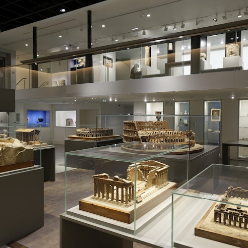 Models by Auguste Pellet.