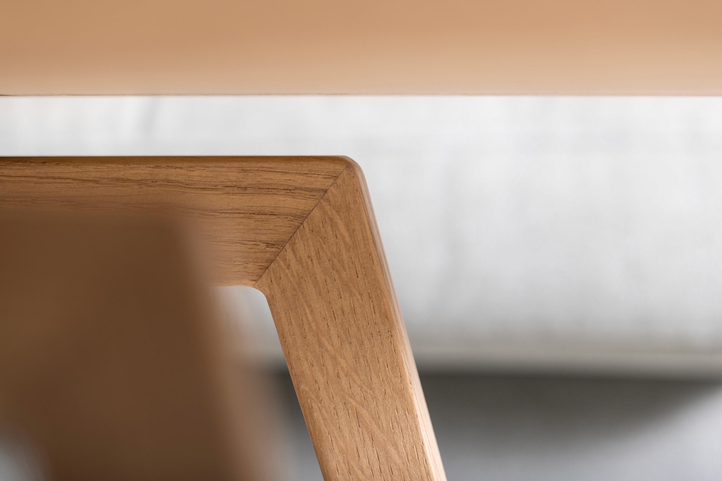poten van een met de hand gemaakte eikenhouten salontafel uit brussel