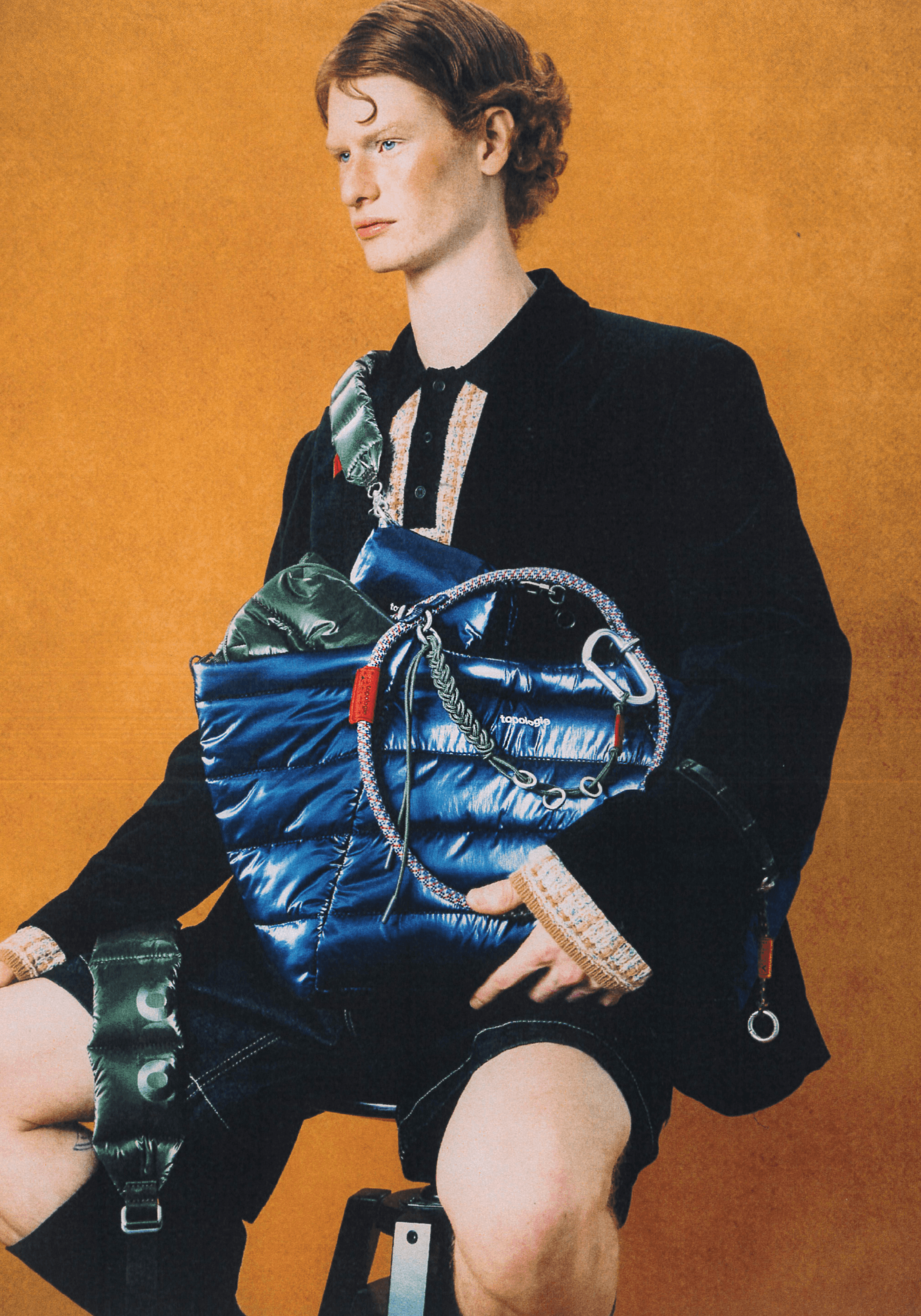 Un mannequin porte un sac topologie matelassé et brillant