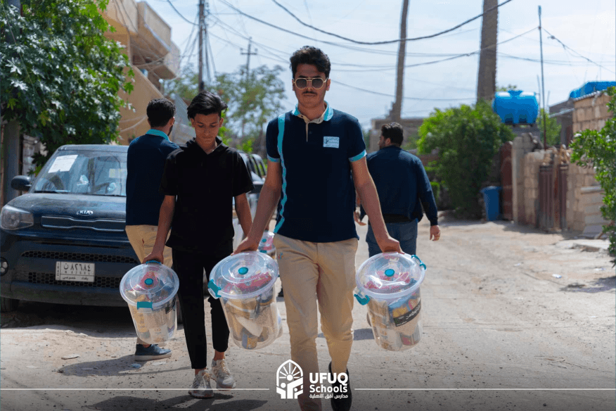 طلاب يقومون بحملة خيرية