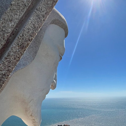Patung Yesus Kristus – Nikmati pemandangan panoramik yang menakjubkan dari puncak ikon terkenal ini.